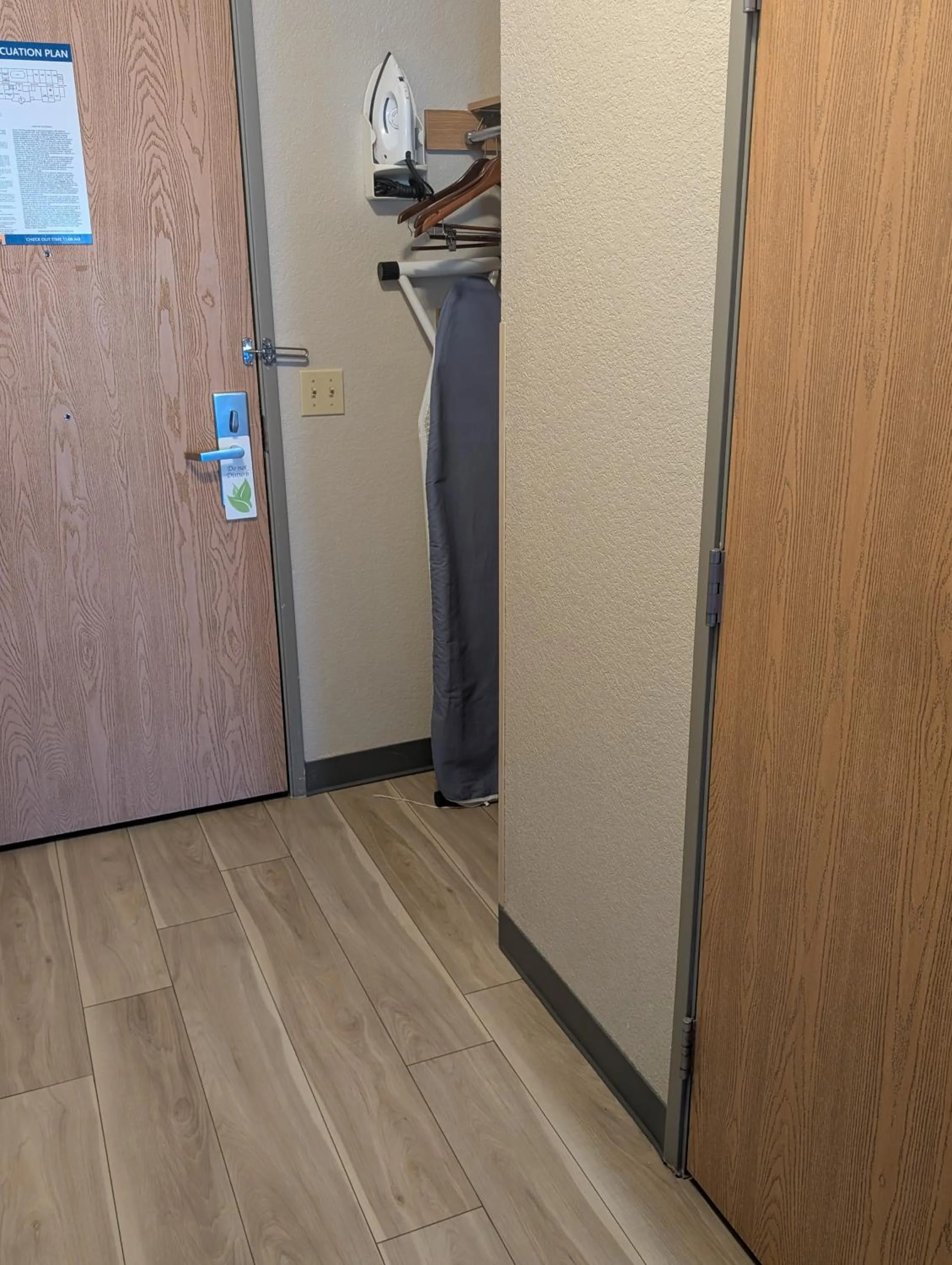 wardrobe in Days Inn & Suites by Wyndham Castle Rock