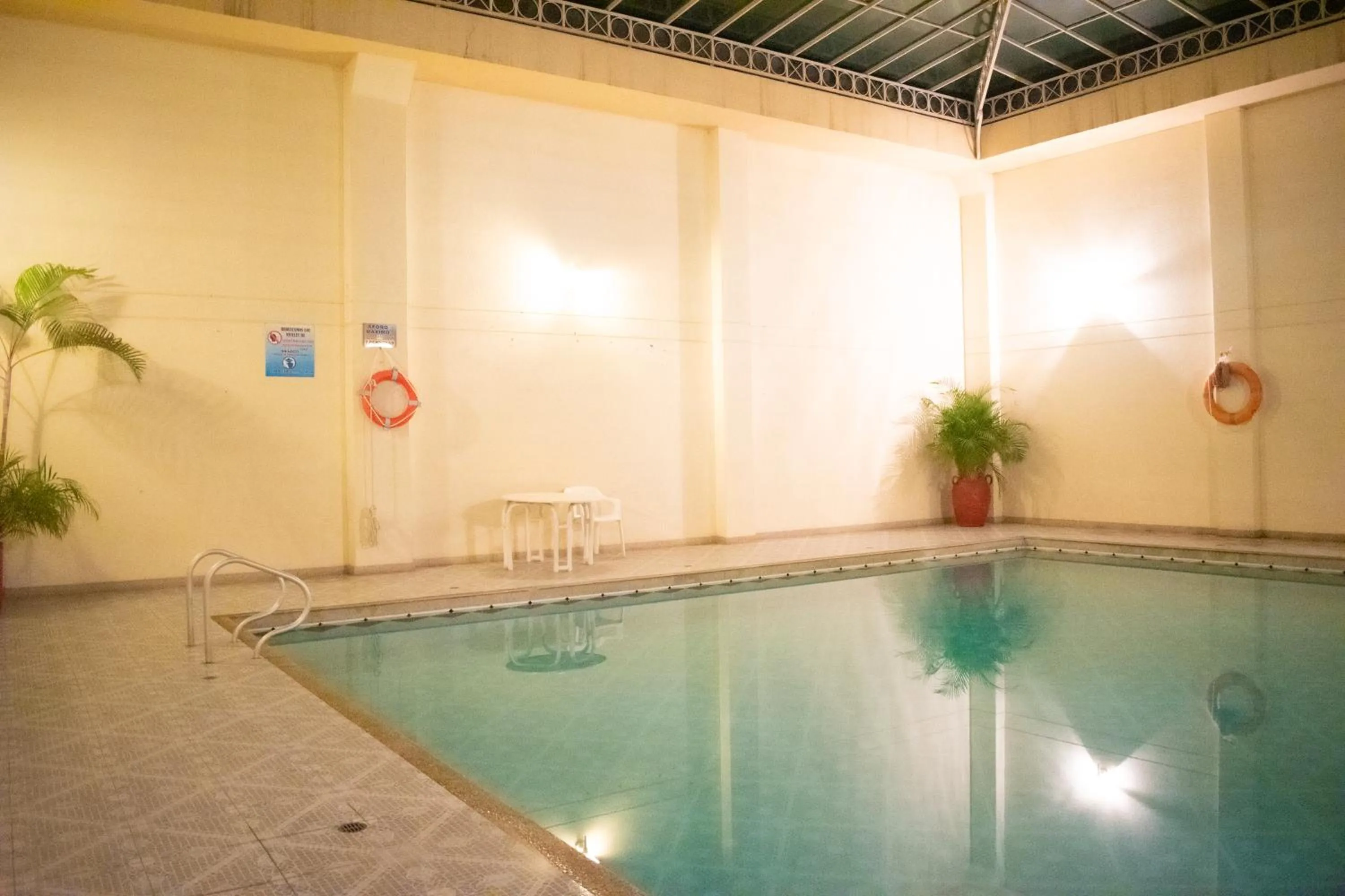 Swimming pool in Hotel Dinastia Real