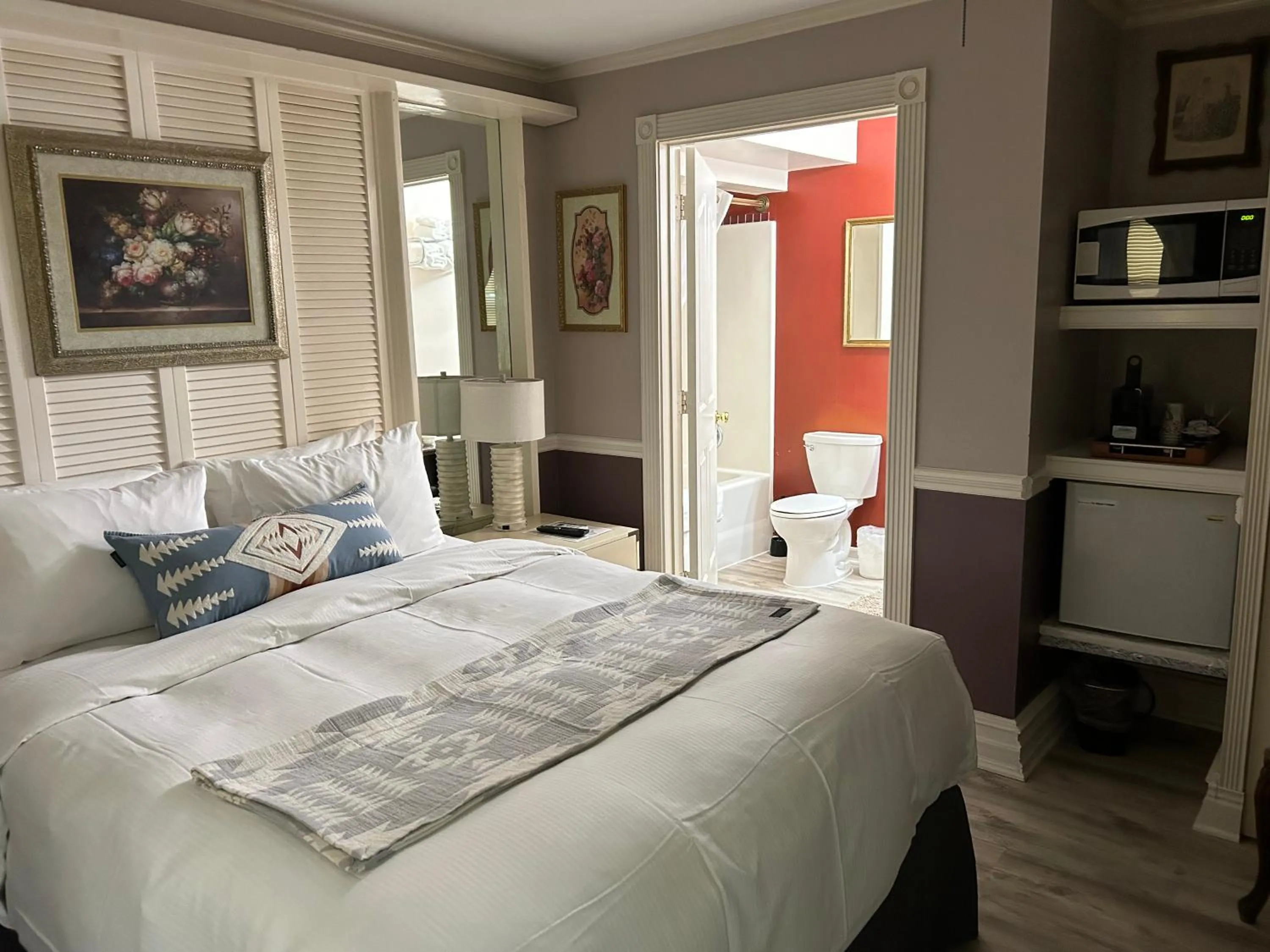 Photo of the whole room, Bed in Arrowhead Lake Inn