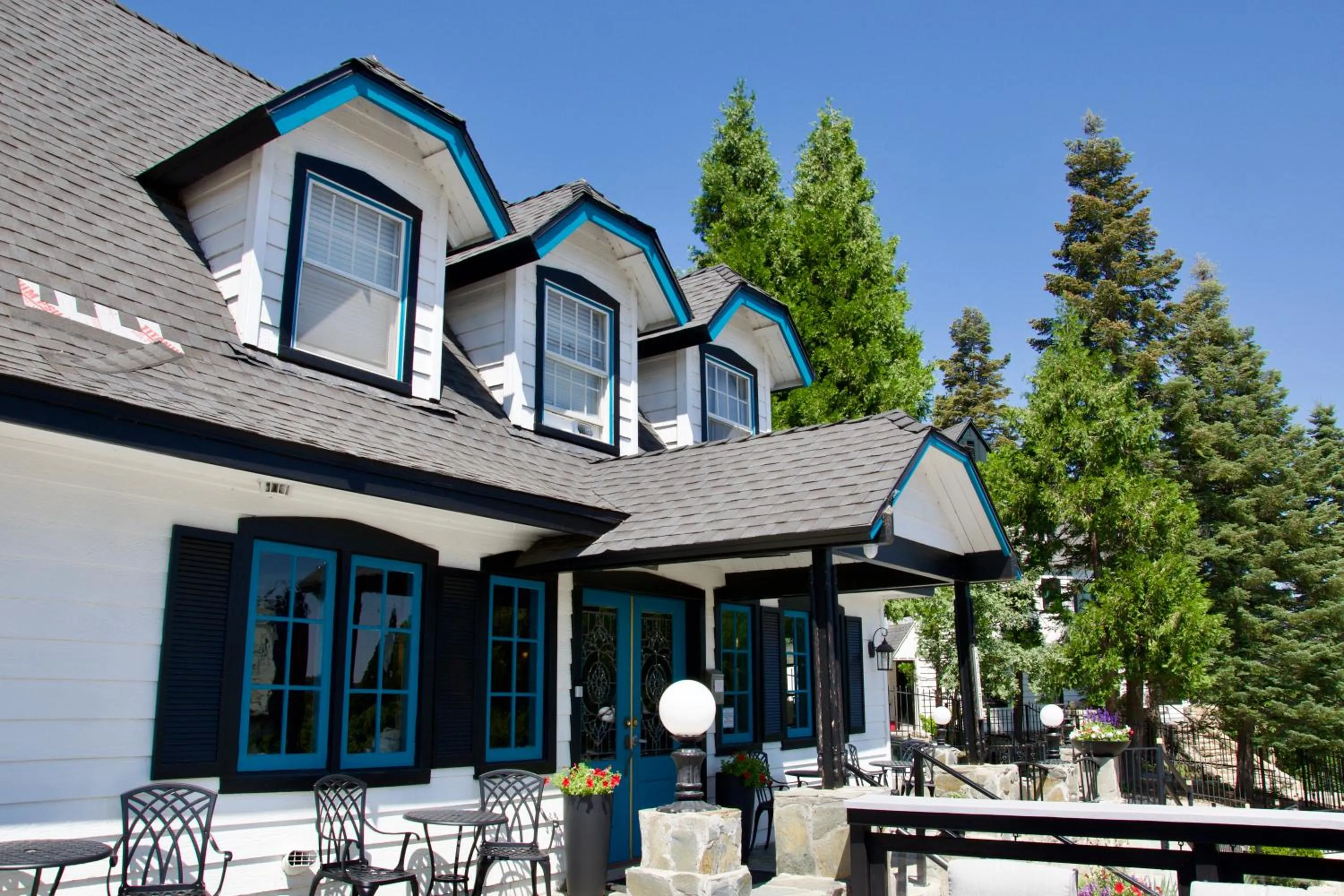 Property building in Arrowhead Lake Inn