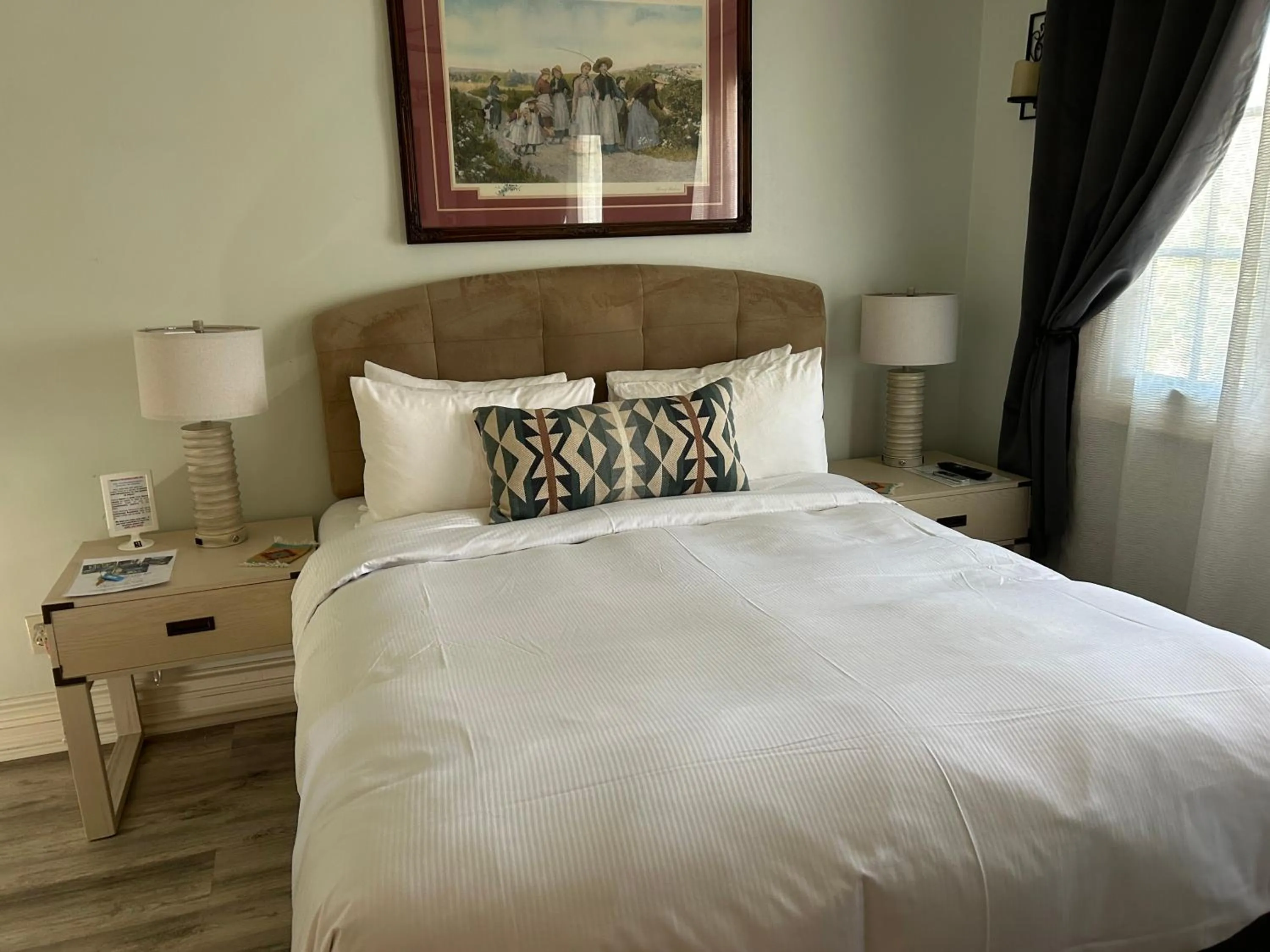 Bed in Arrowhead Lake Inn