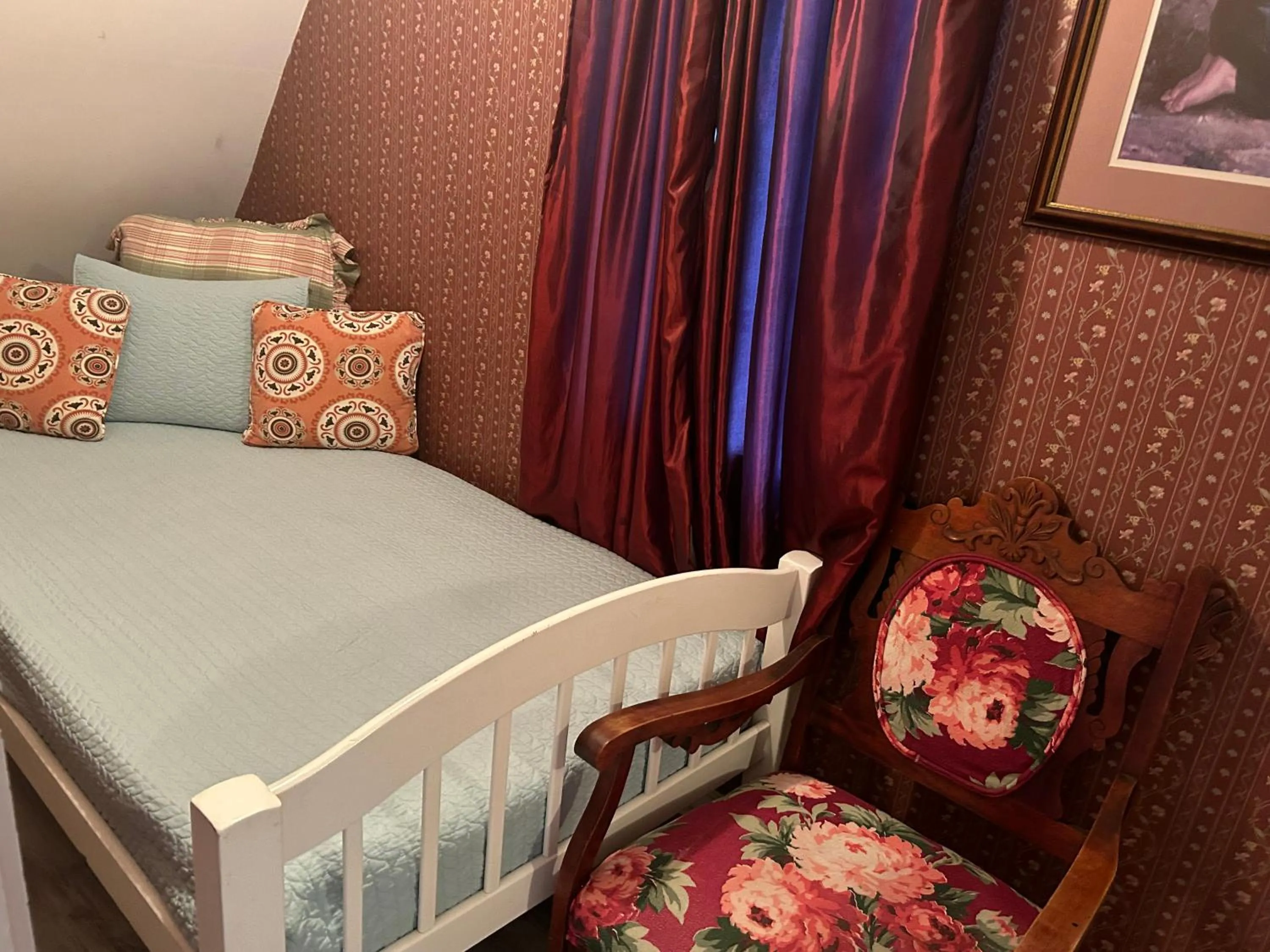 Bed in Arrowhead Lake Inn