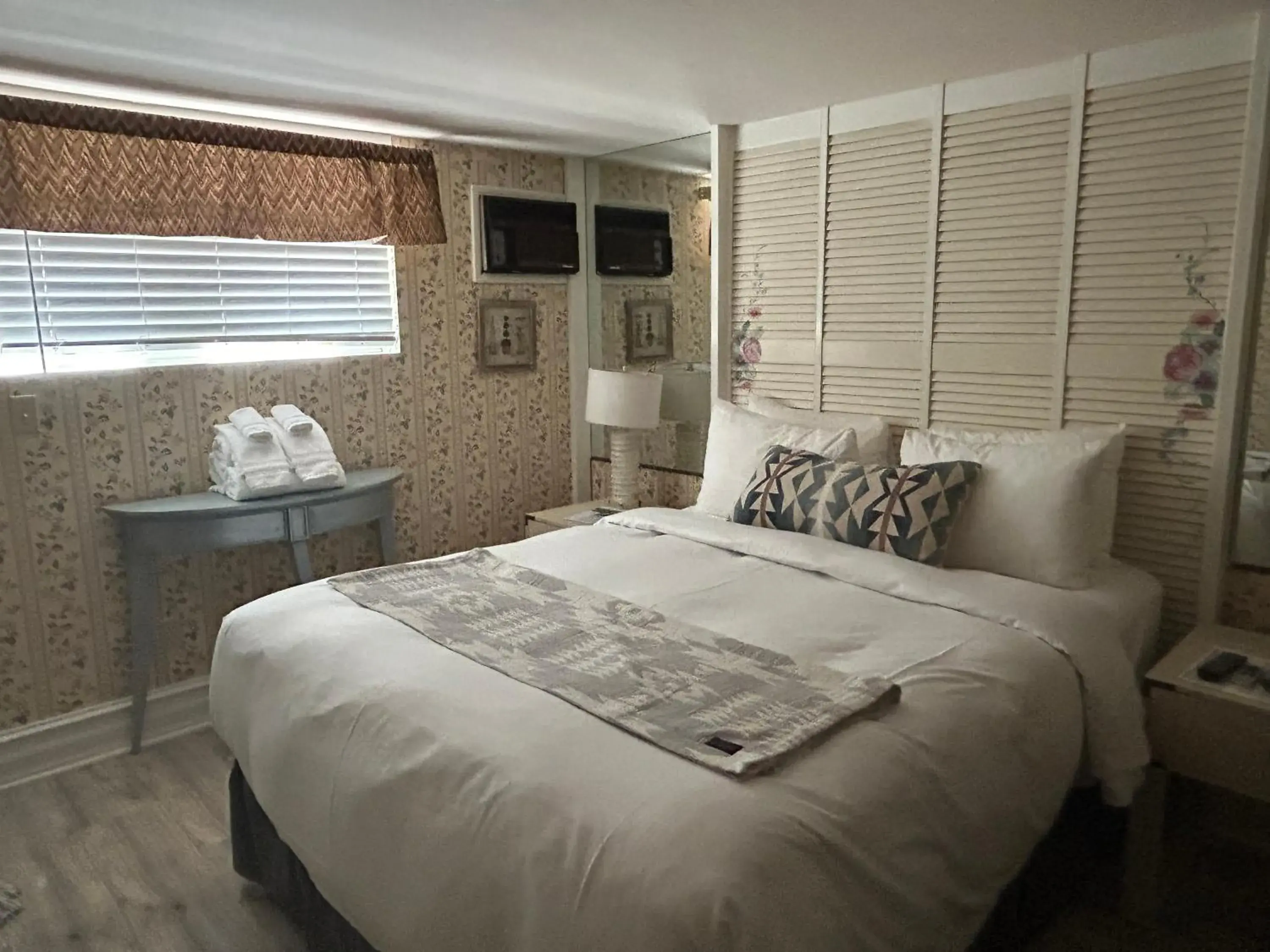 Economy Double Room in Arrowhead Lake Inn Economy Double Room in Arrowhead Lake Inn