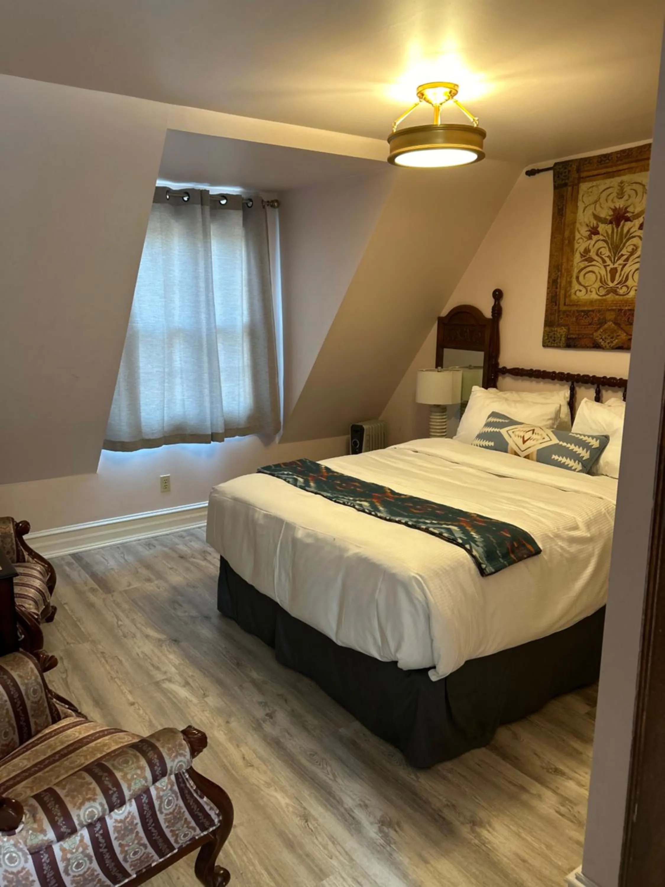 Bed in Arrowhead Lake Inn