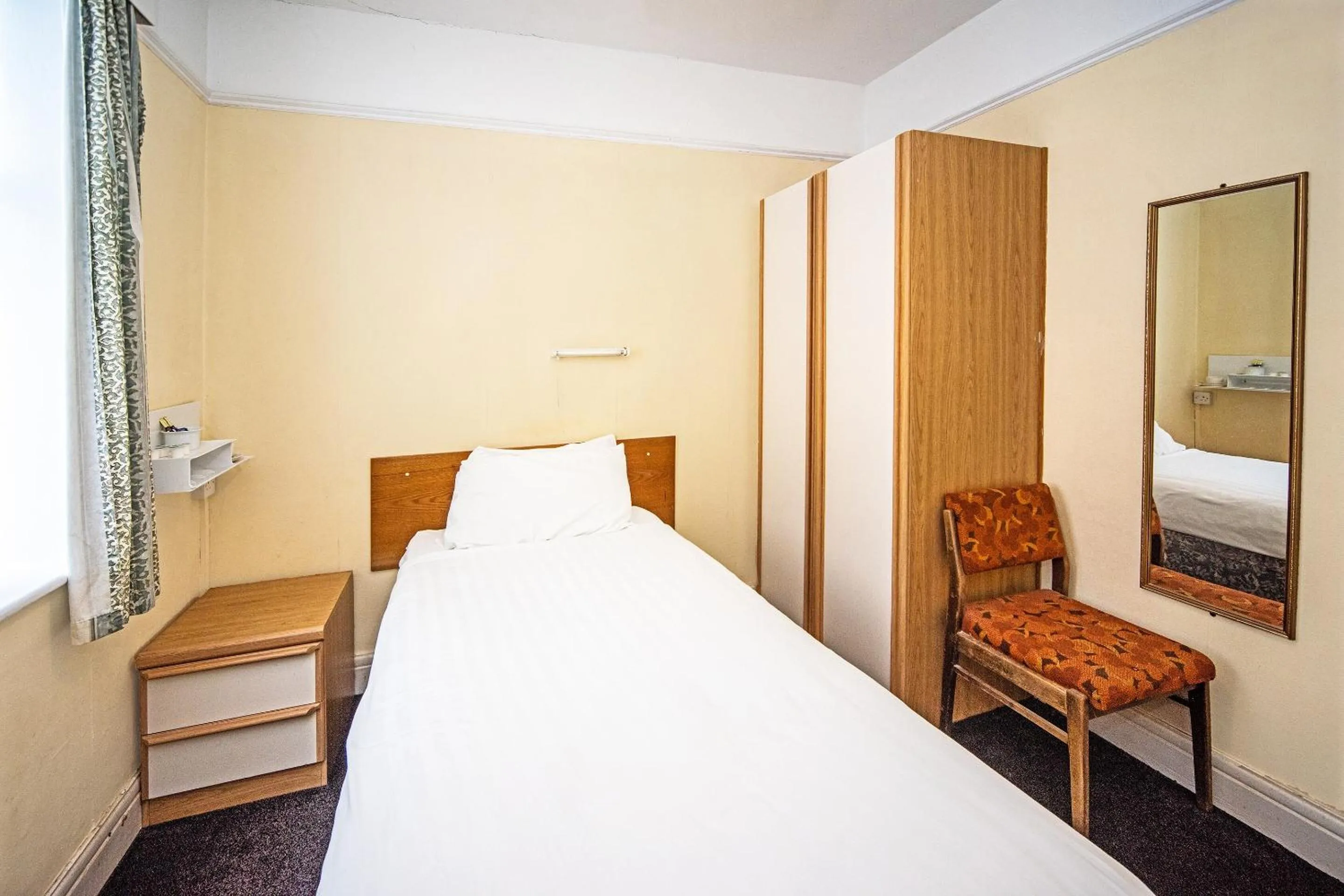 Bedroom, Bed in The Sherwood Palm Hotel, Torquay Beach