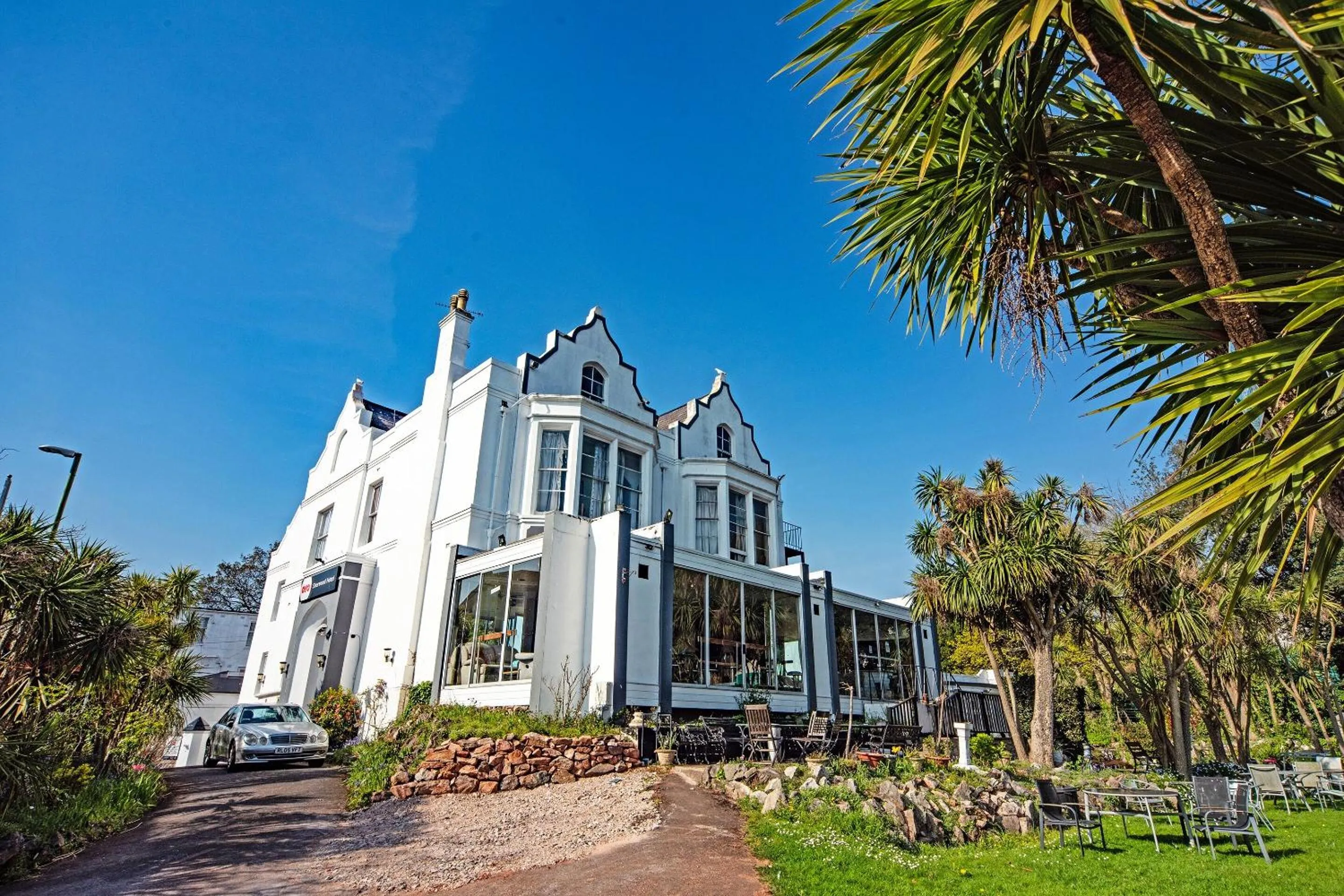 Facade/entrance in The Sherwood Palm Hotel, Torquay Beach