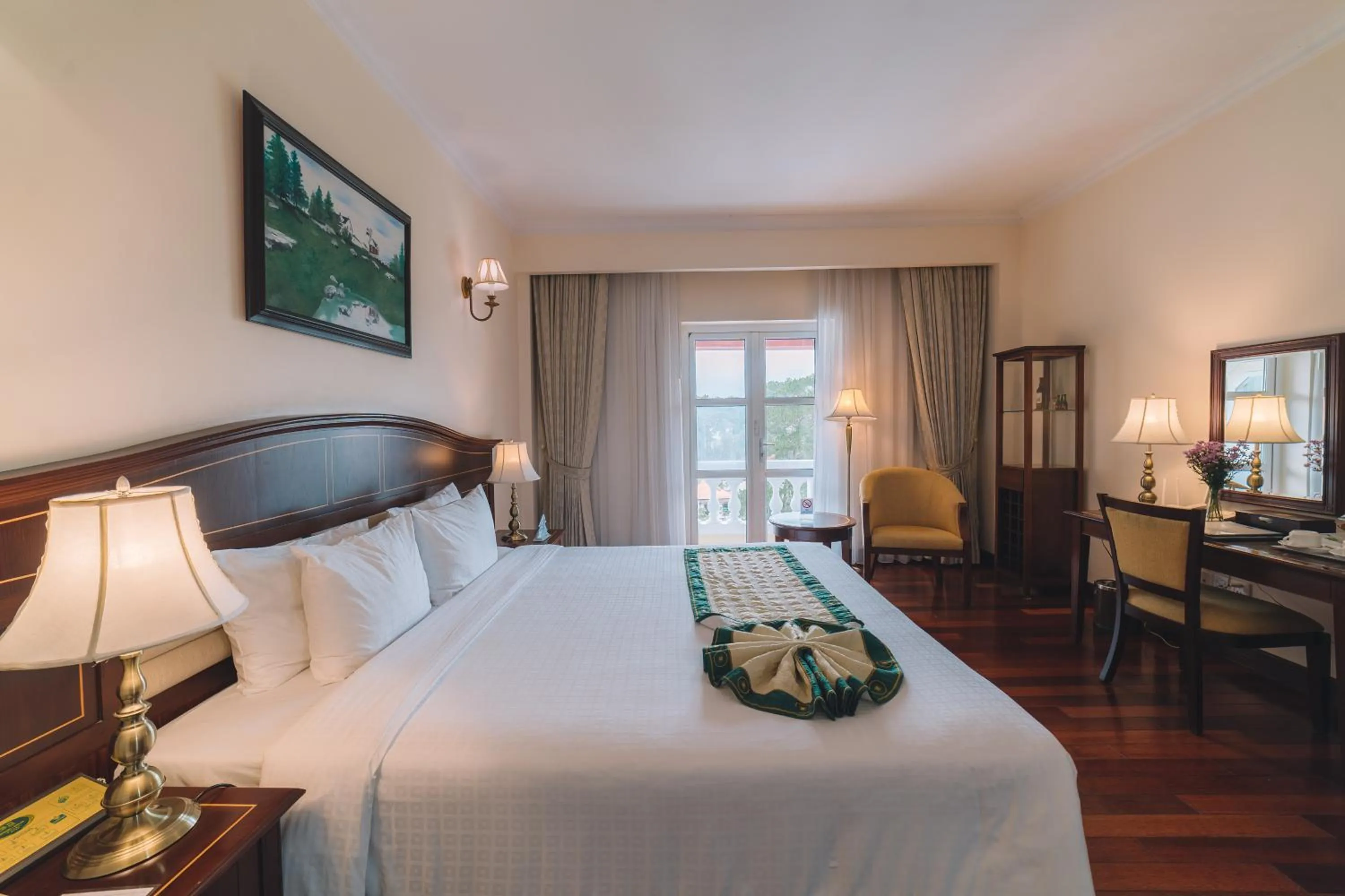 Photo of the whole room, Bed in Saigon Dalat Hotel