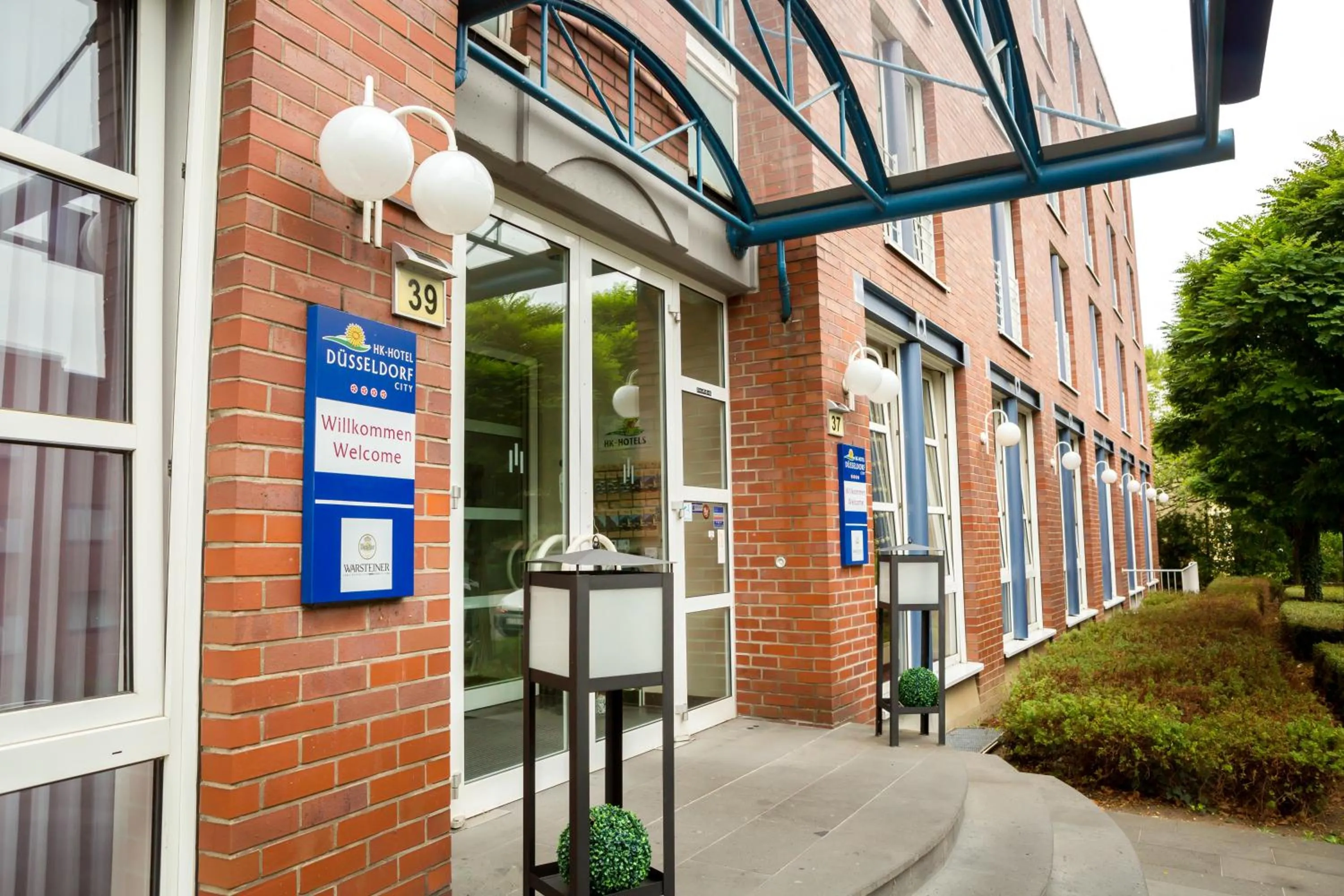 Facade/entrance in HK Hotel Düsseldorf City