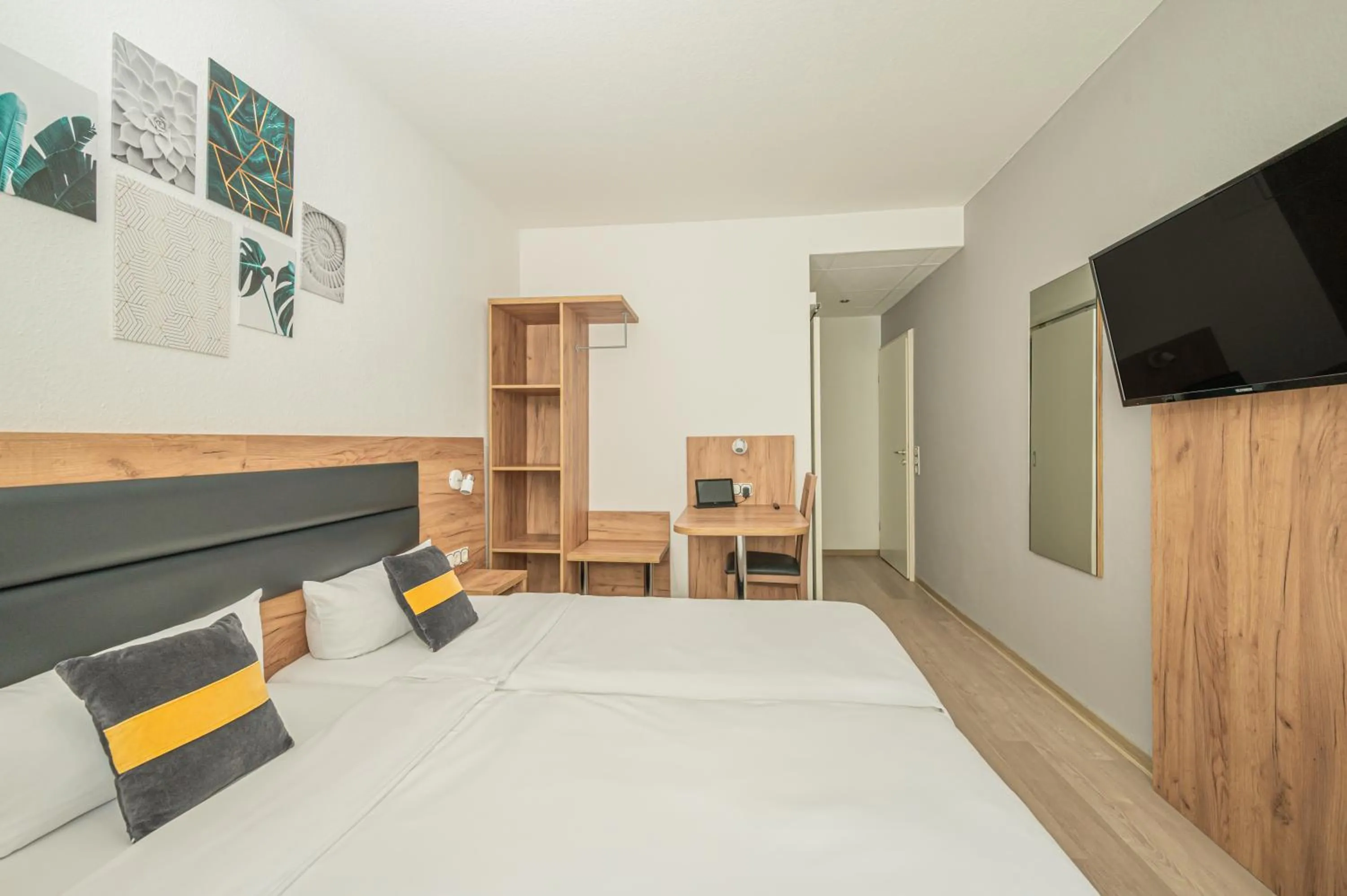 Photo of the whole room, Bed in Hotel Gute Hoffnung Pforzheim