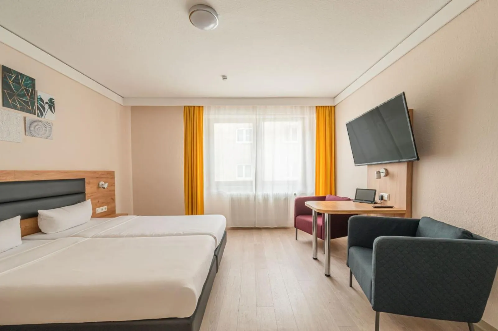 Photo of the whole room, Bed in Hotel Gute Hoffnung Pforzheim