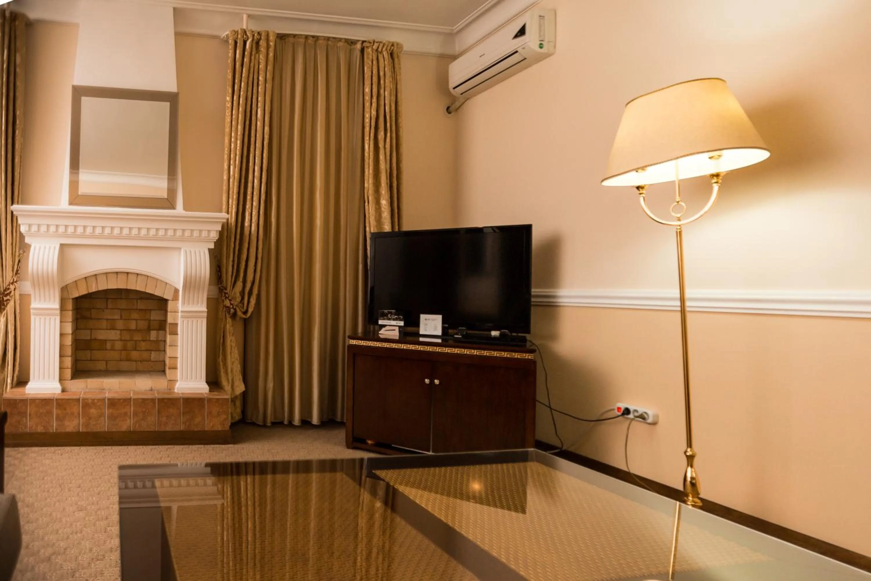 Communal lounge/ TV room in Hotel BEK