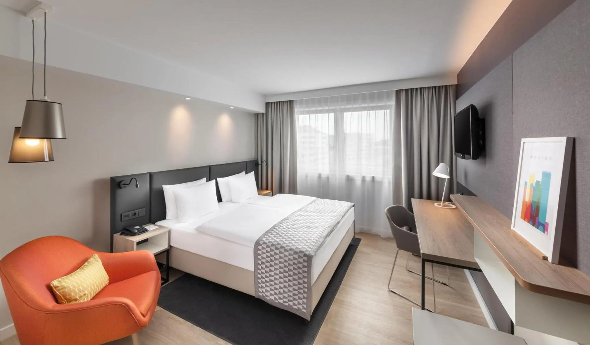 Photo of the whole room, Bed in Holiday Inn Munich City Centre by IHG
