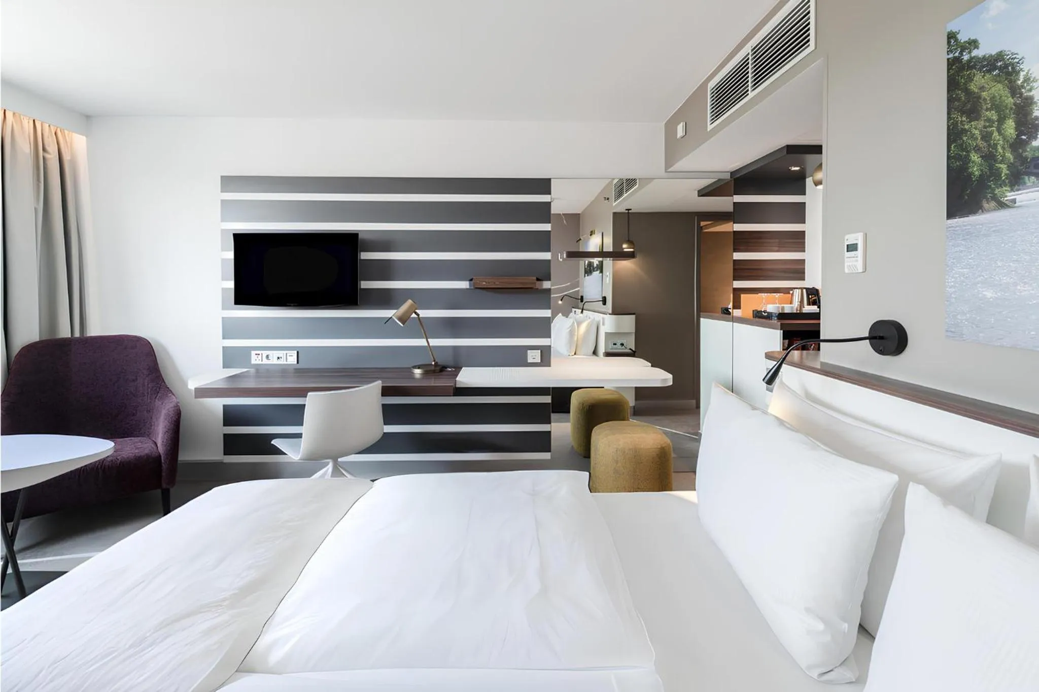 Photo of the whole room, Bed in Holiday Inn Munich City Centre by IHG