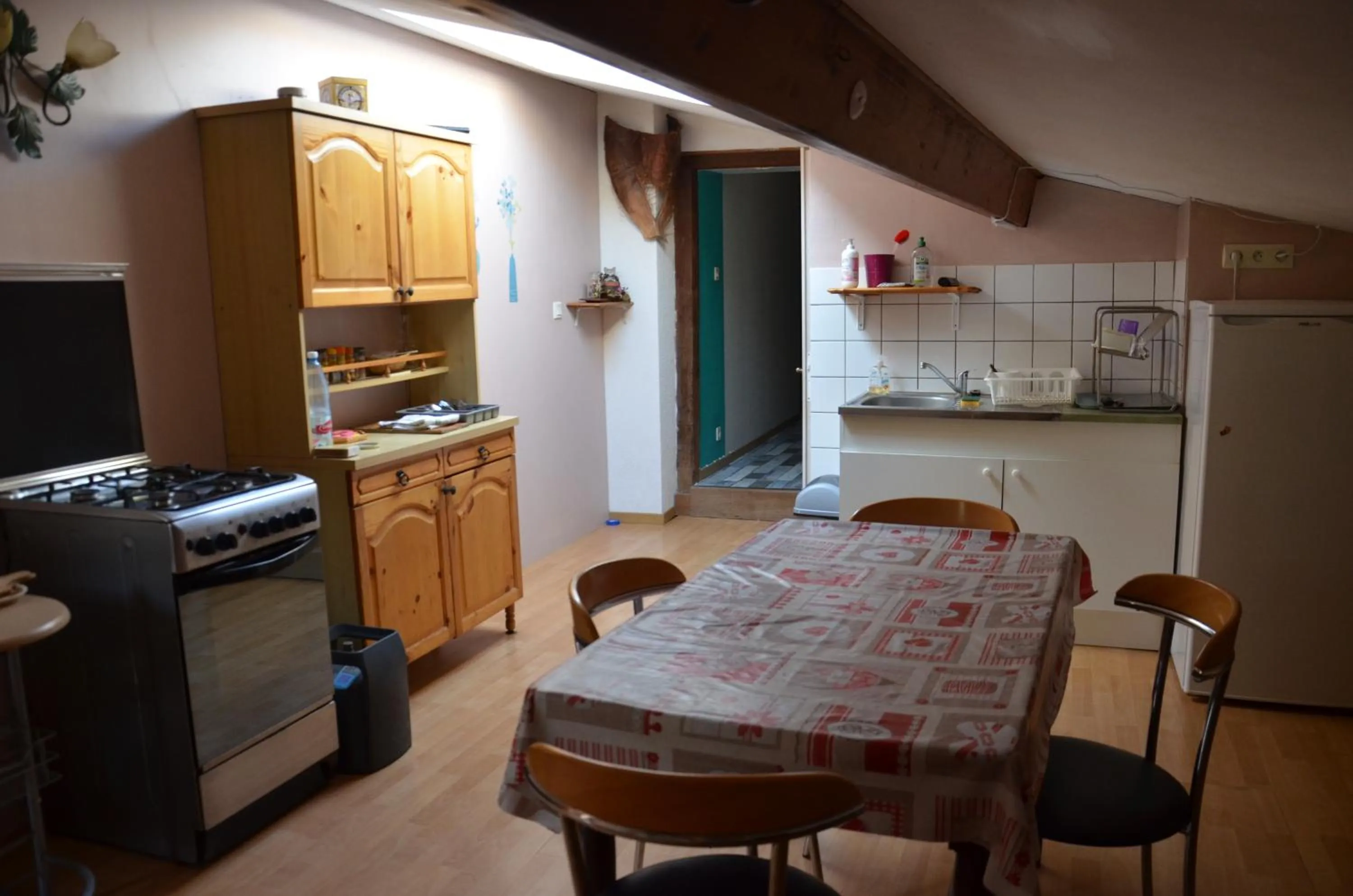 Communal kitchen in Studio et colocation - Gîte Les 7 fontaines