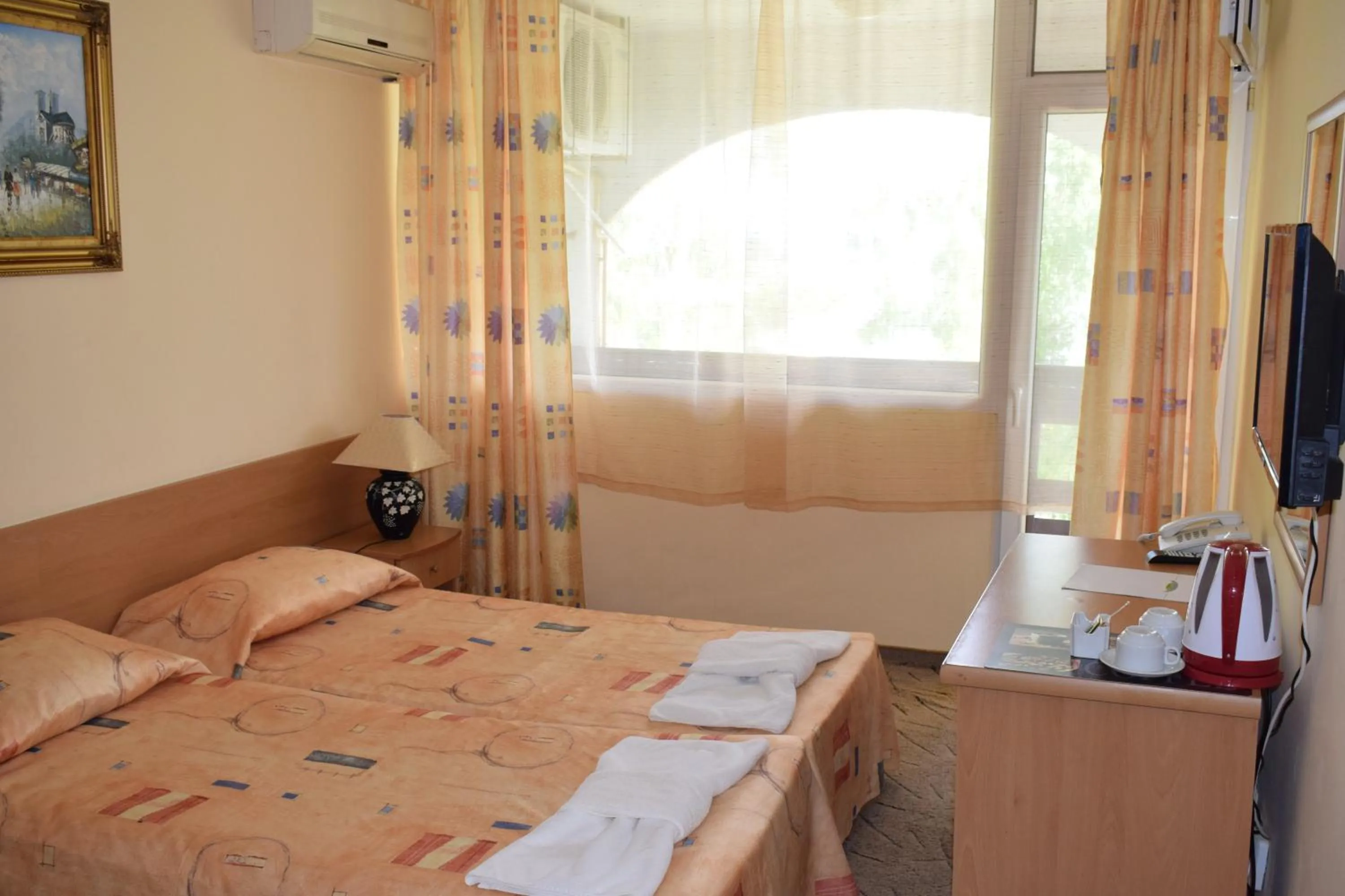 Photo of the whole room, Bed in Ahilea Hotel - Free Pool Access