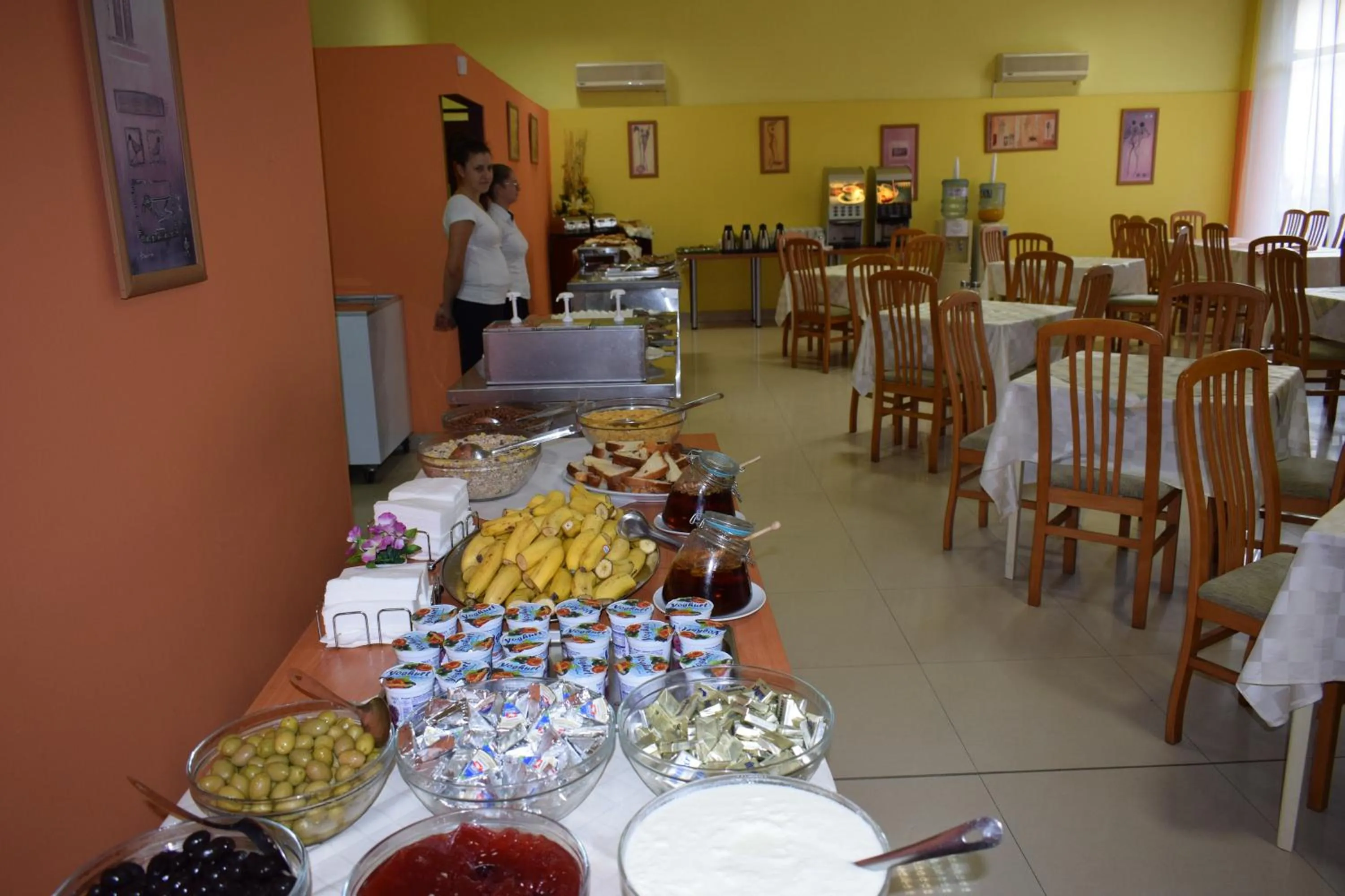 Restaurant/places to eat in Ahilea Hotel - Free Pool Access