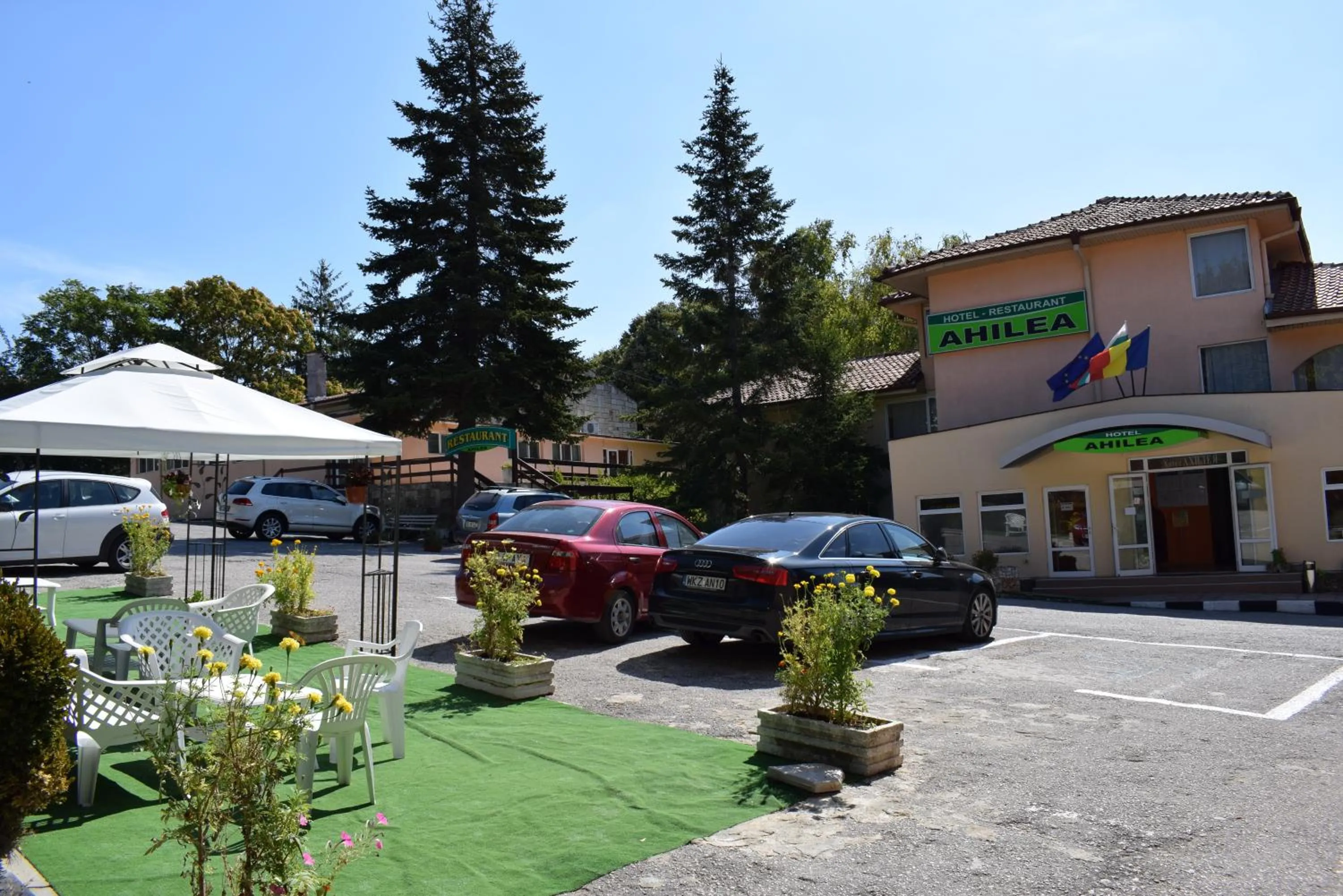 Property building in Ahilea Hotel - Free Pool Access