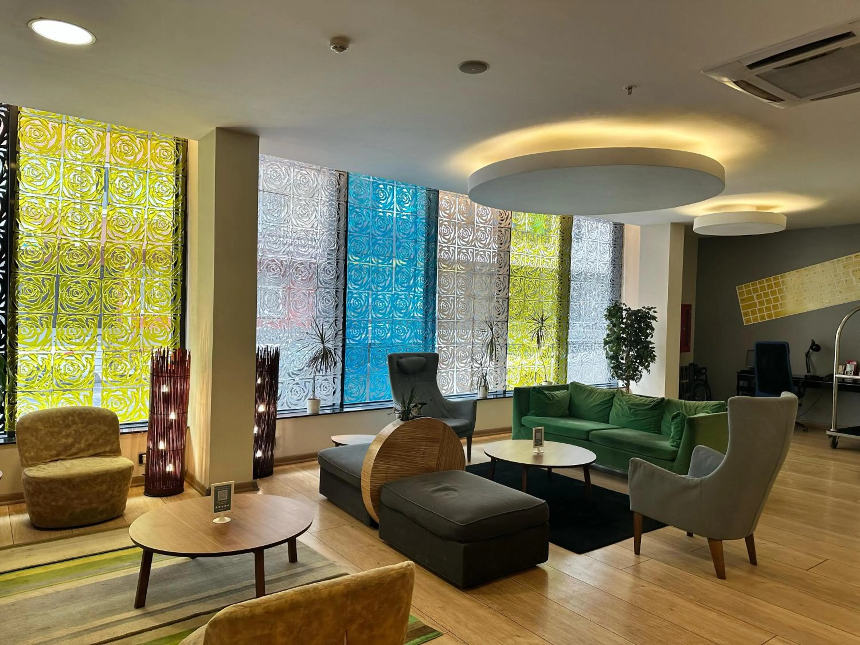 Seating area in Tempo Suites Airport