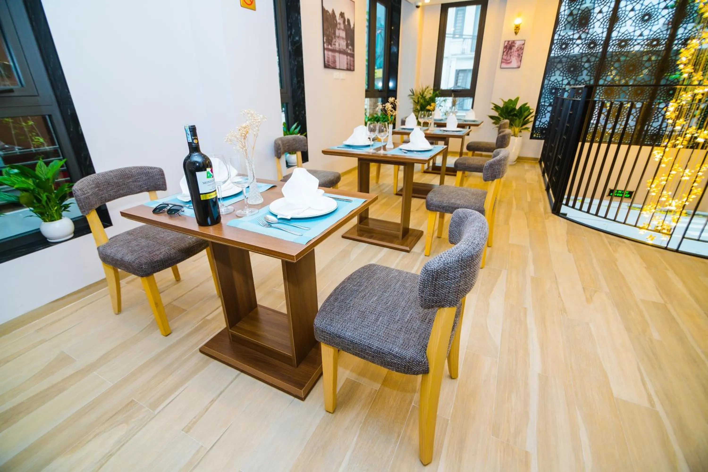 Restaurant/places to eat in HANA Stay