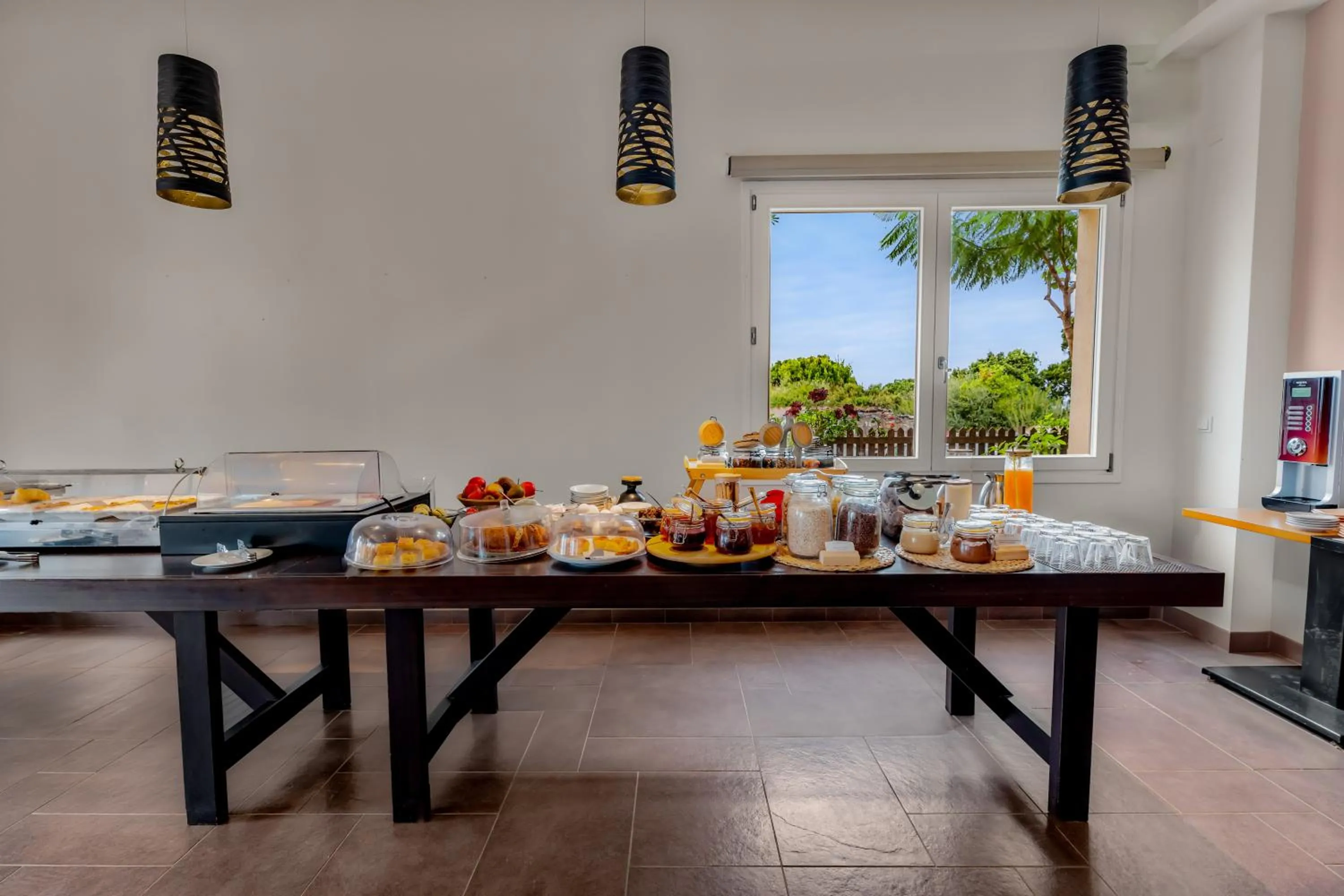 Food and drinks in Orizontes View Hotel