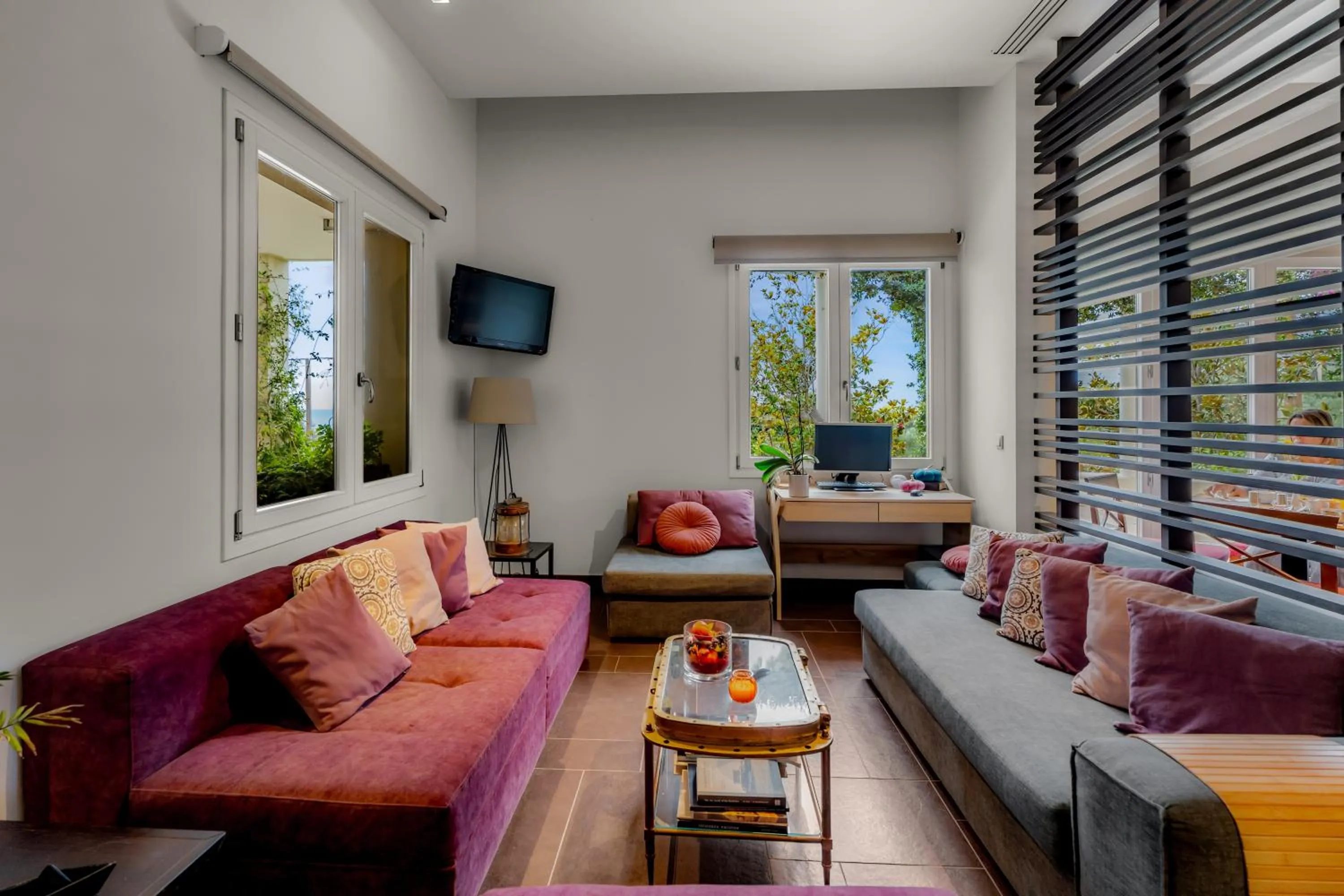 Communal lounge/ TV room in Orizontes View Hotel