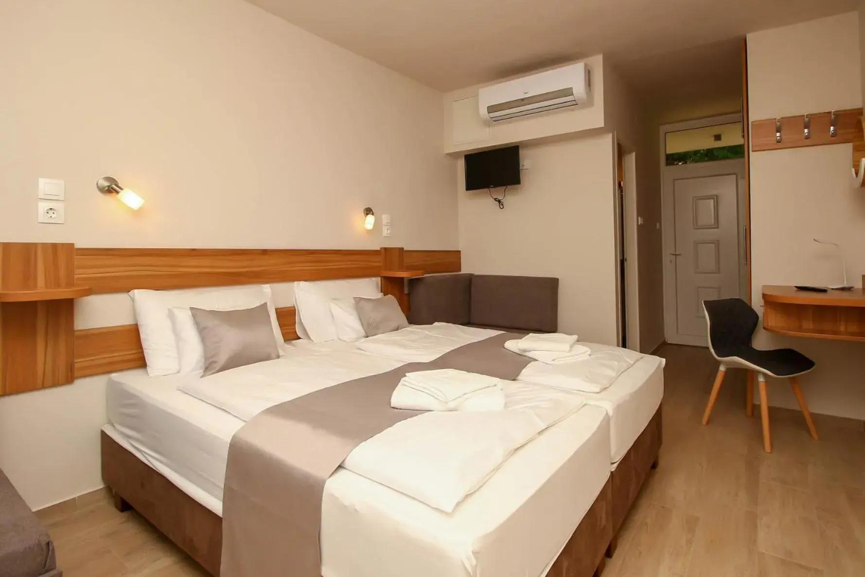 Twin Room with Extra Bed - single occupancy in Xendala Panzió Twin Room with Extra Bed - single occupancy in Xendala Panzió