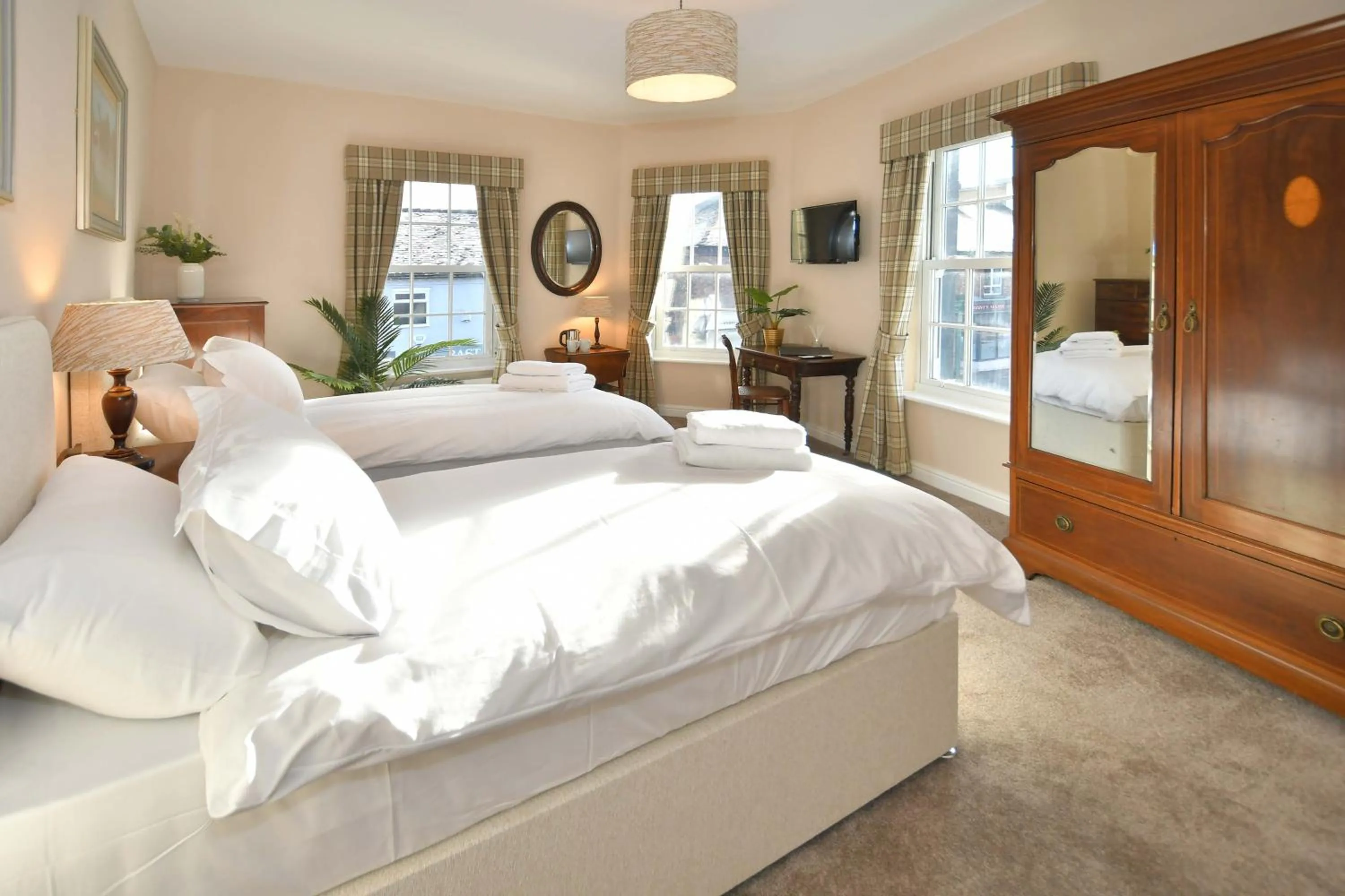 Photo of the whole room, Bed in The Sutherland Arms