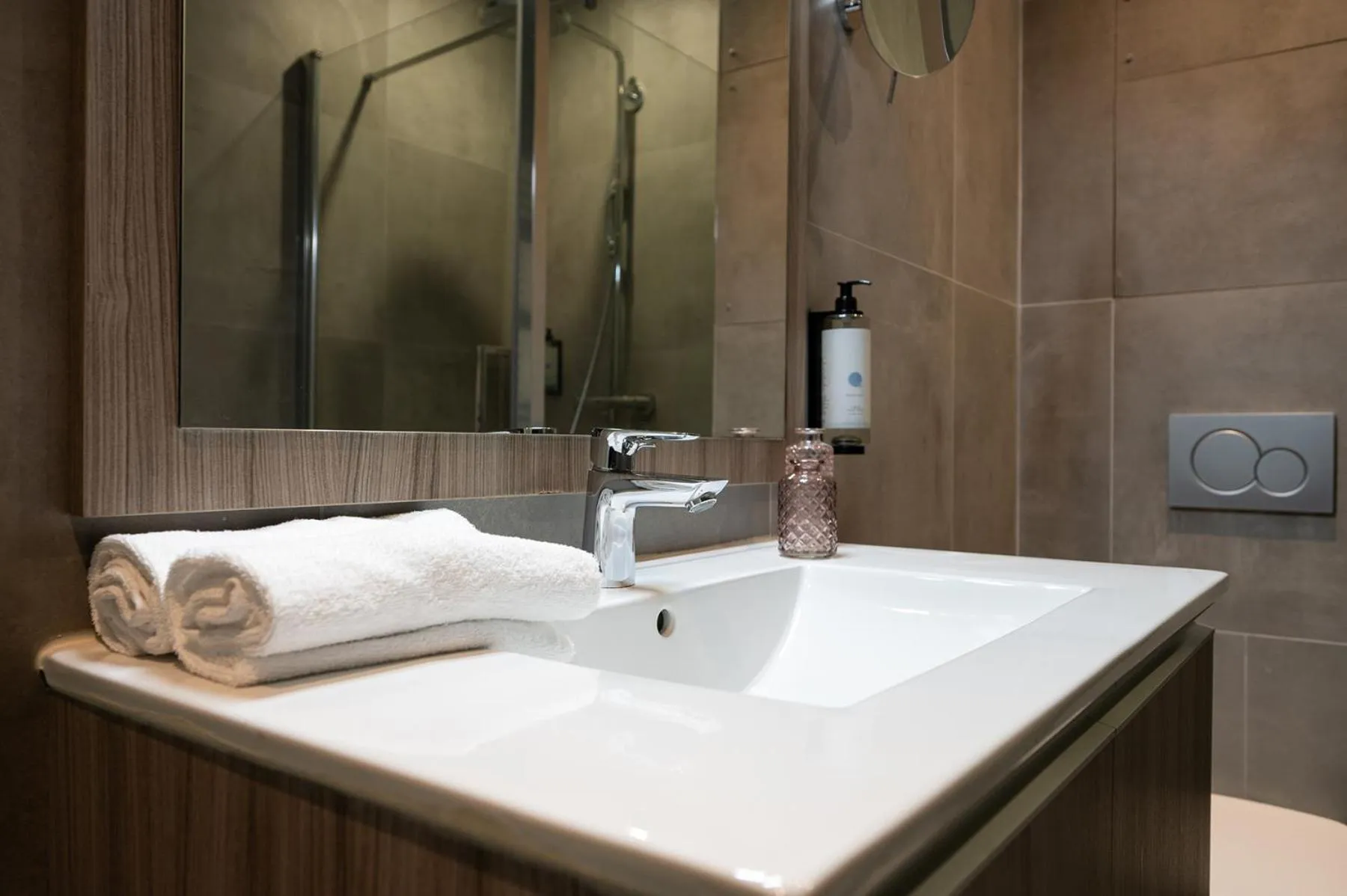 Bathroom in Nemea Appart Hotel Paris Levallois