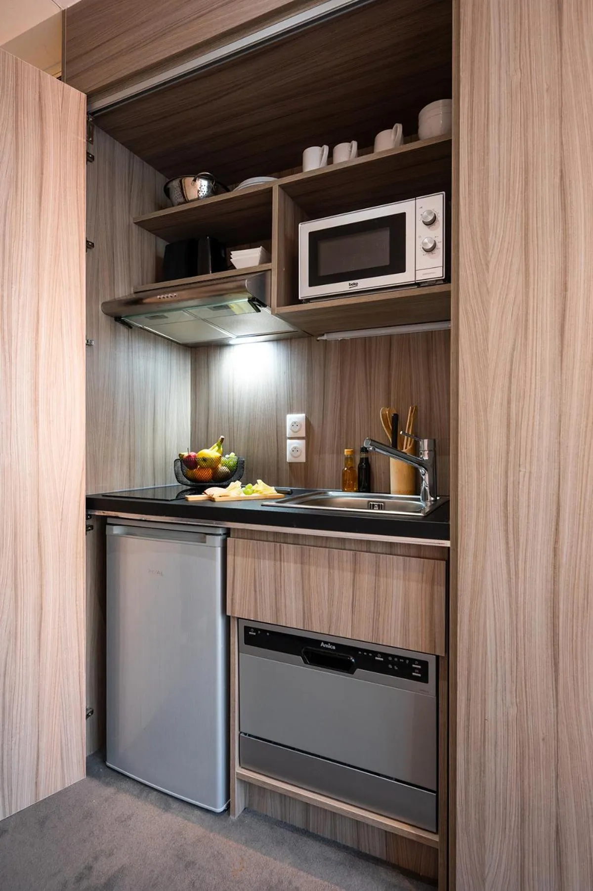 Kitchen or kitchenette in Nemea Appart Hotel Paris Levallois