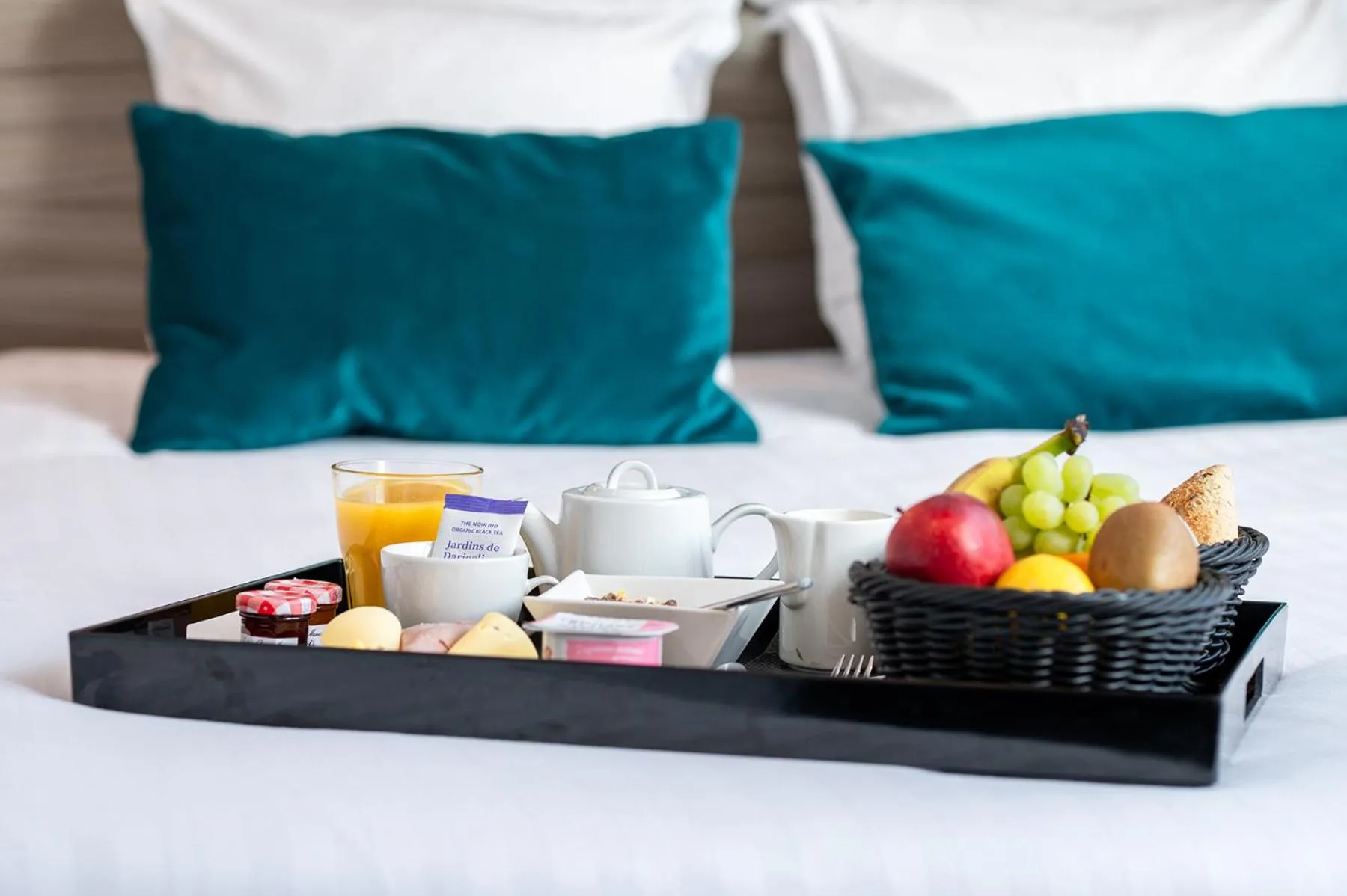 Breakfast, Bed in Nemea Appart Hotel Paris Levallois