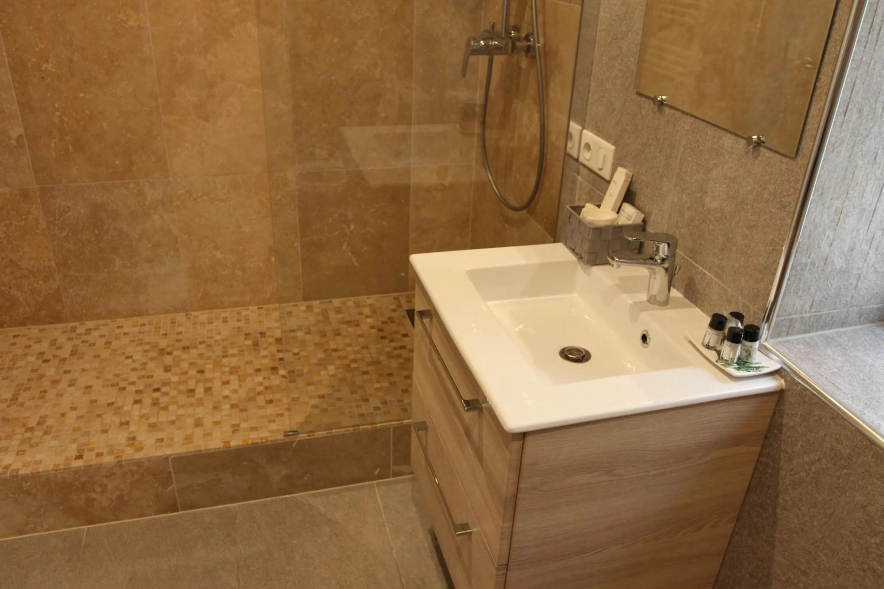 Shower in Irin Hotel