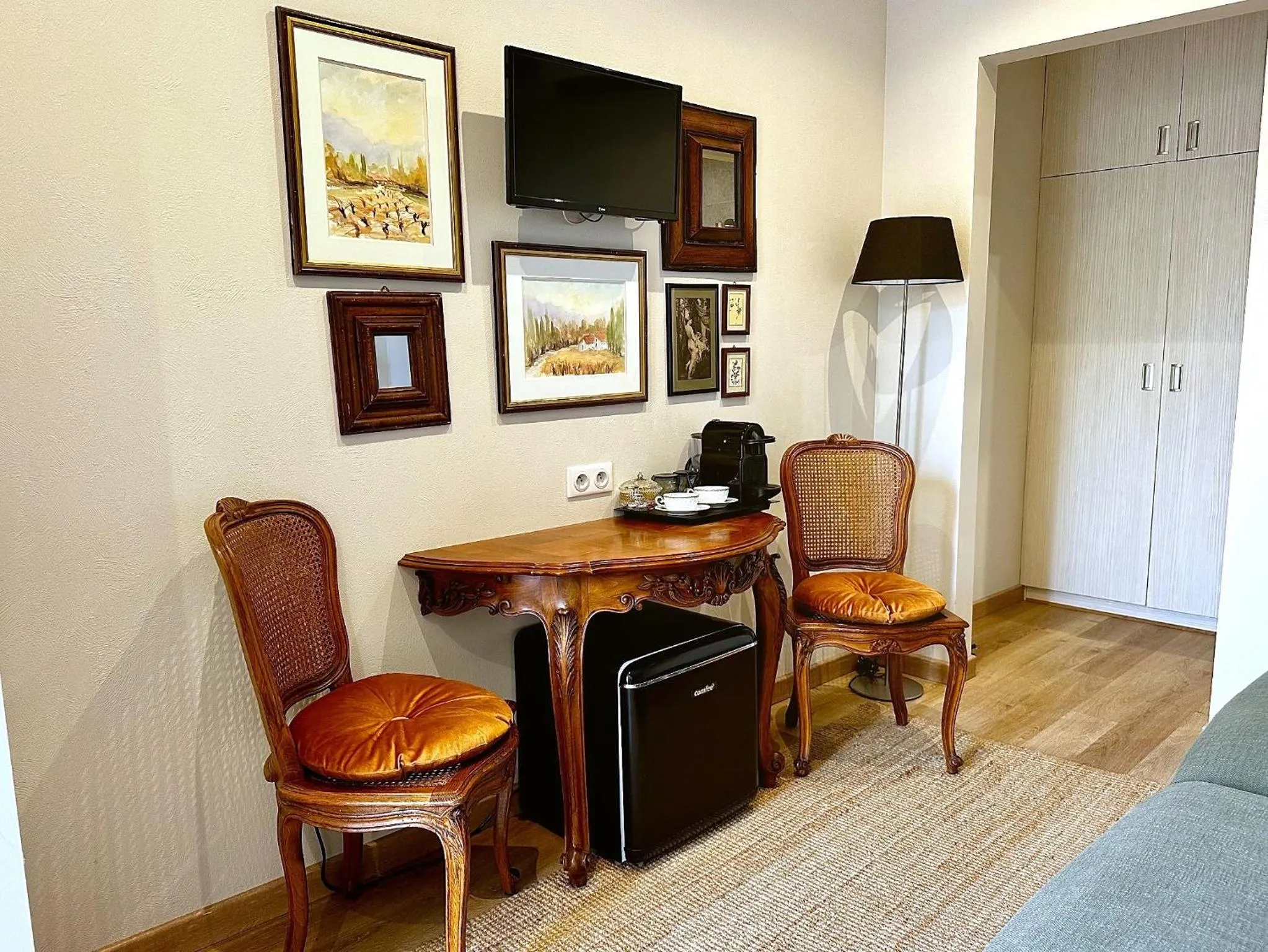 Coffee/tea facilities in Irin Hotel