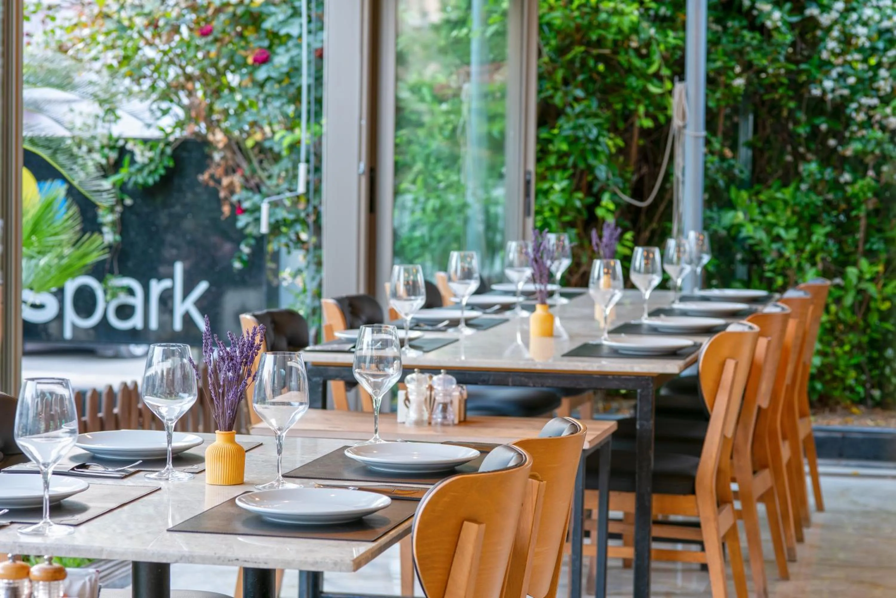 Restaurant/places to eat in Citrus Luna Suite Hotel