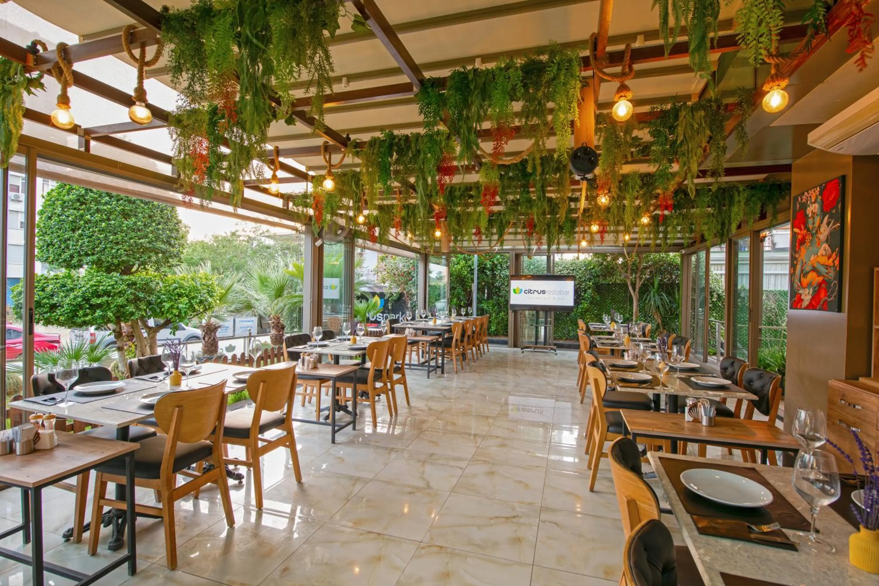 Restaurant/places to eat in Citrus Luna Suite Hotel