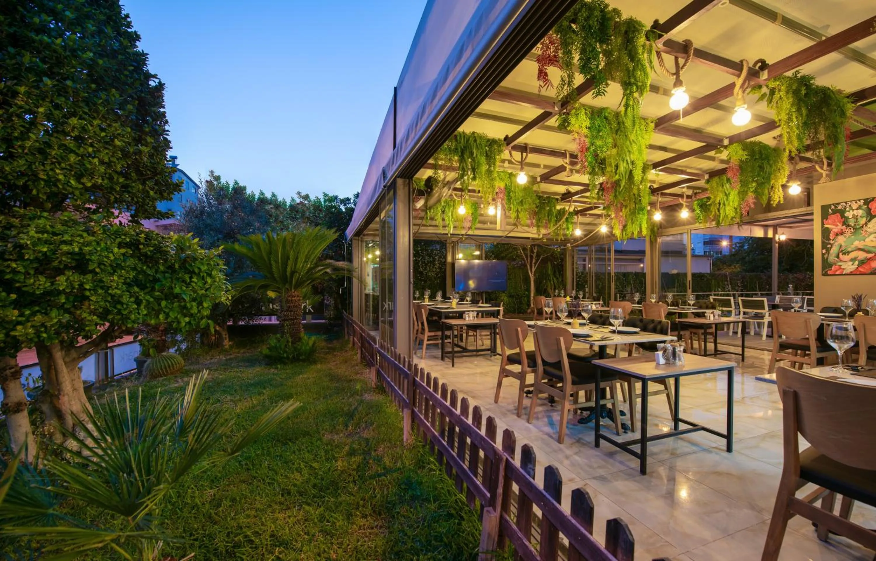 Restaurant/places to eat in Citrus Luna Suite Hotel