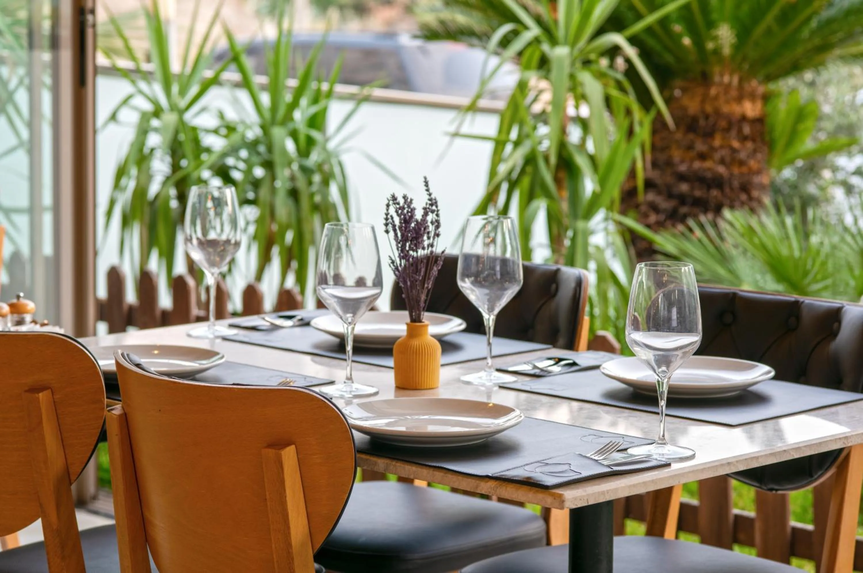 Restaurant/places to eat in Citrus Luna Suite Hotel