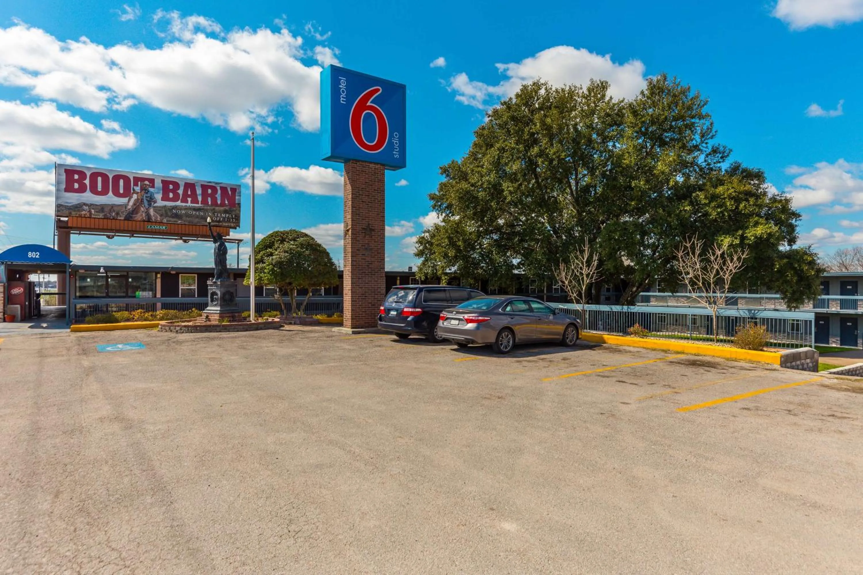 Property building in Motel 6-Temple, TX