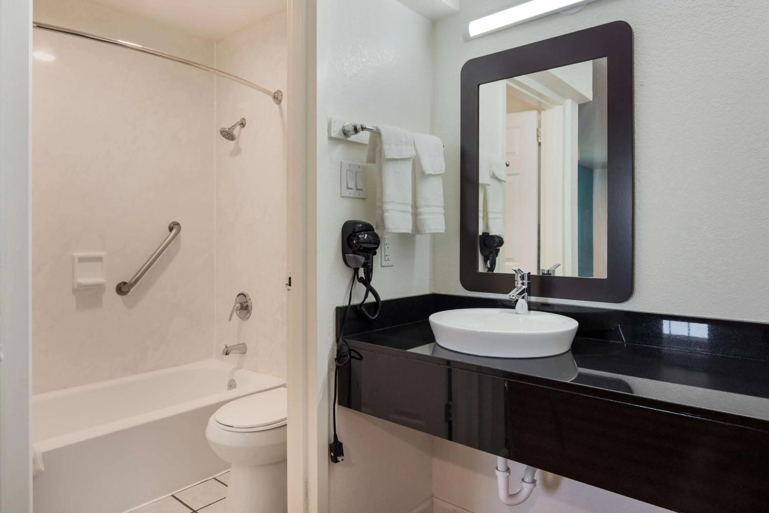 Photo of the whole room in Motel 6-Temple, TX