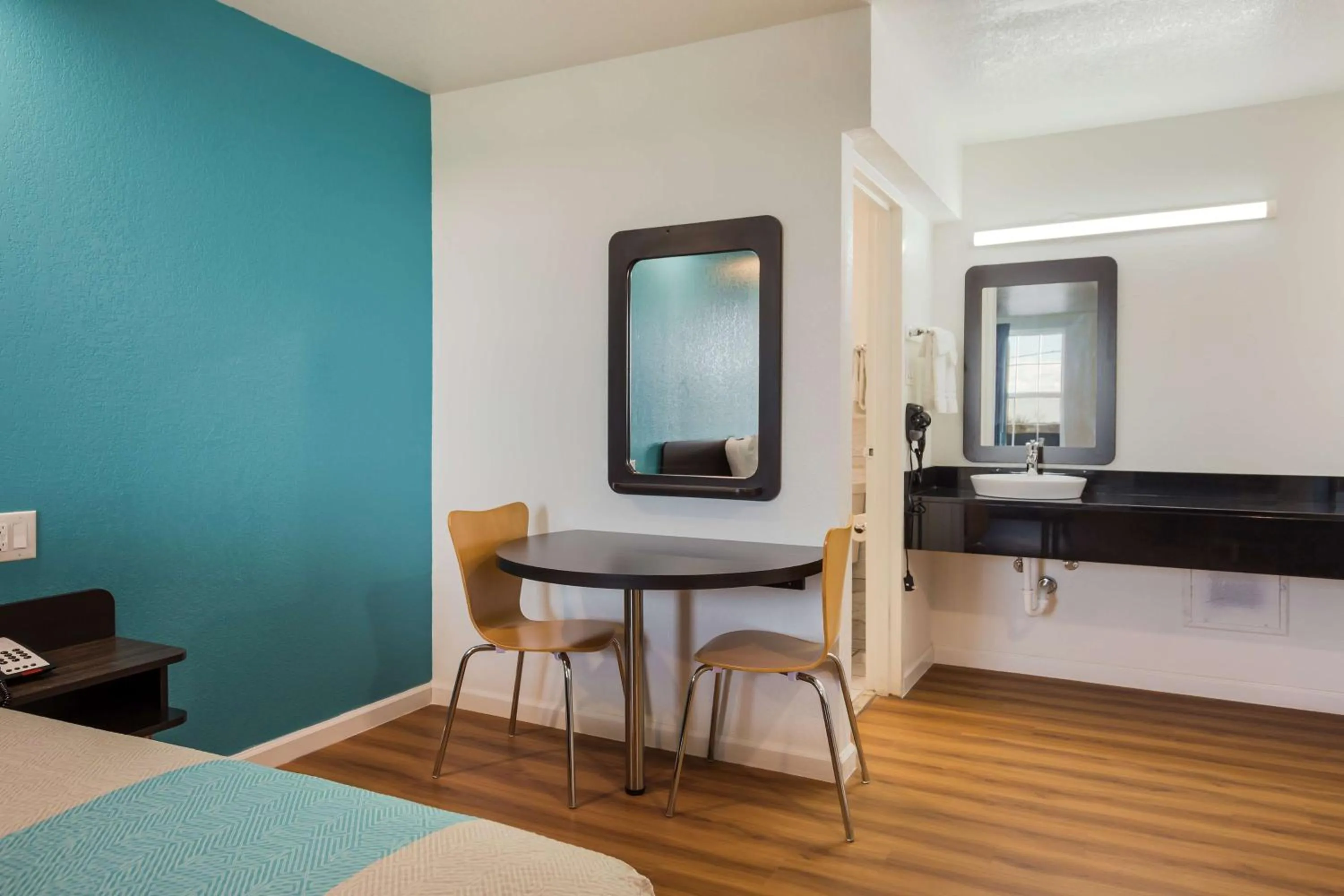 Photo of the whole room, Bed in Motel 6-Temple, TX