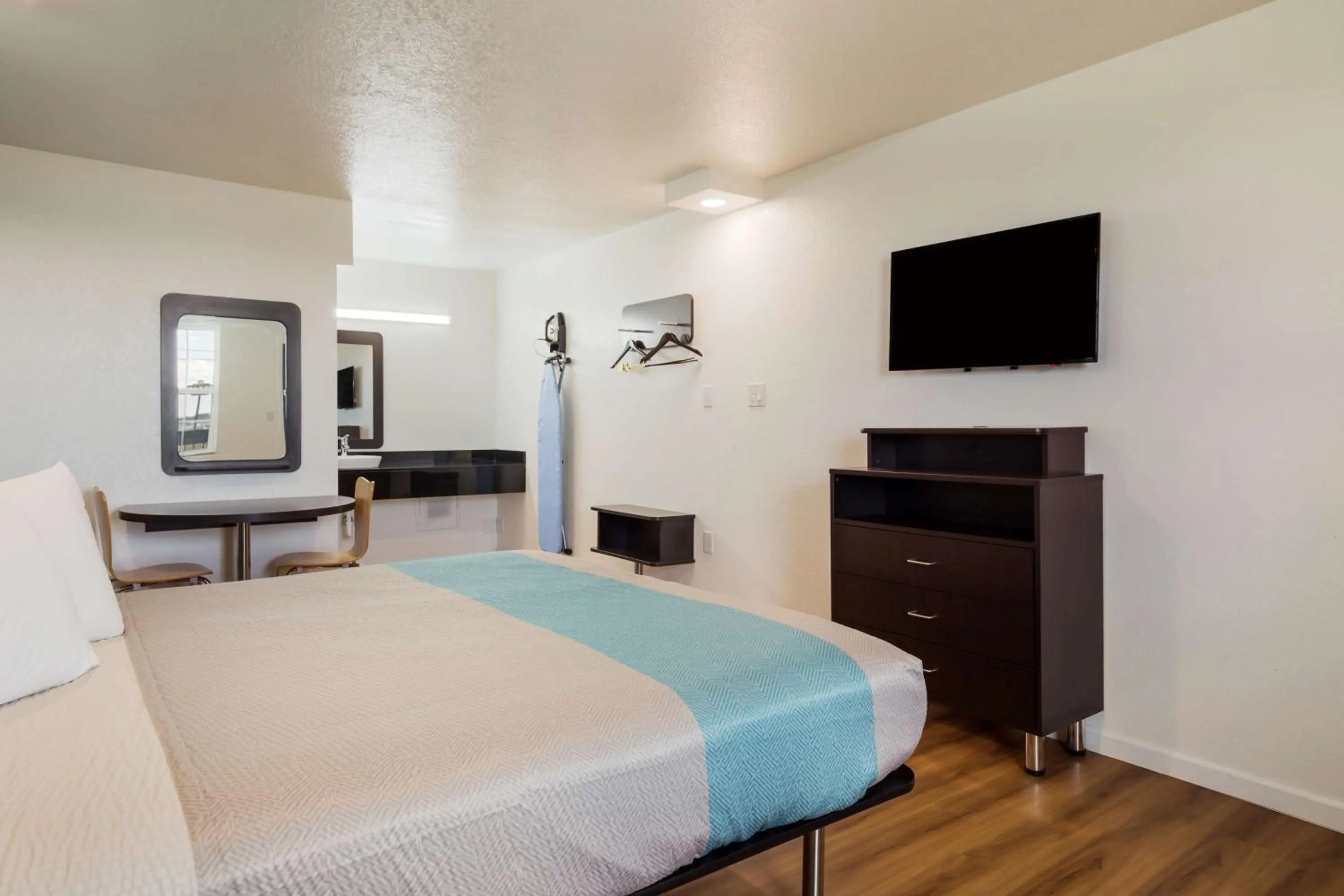 Photo of the whole room, Bed in Motel 6-Temple, TX