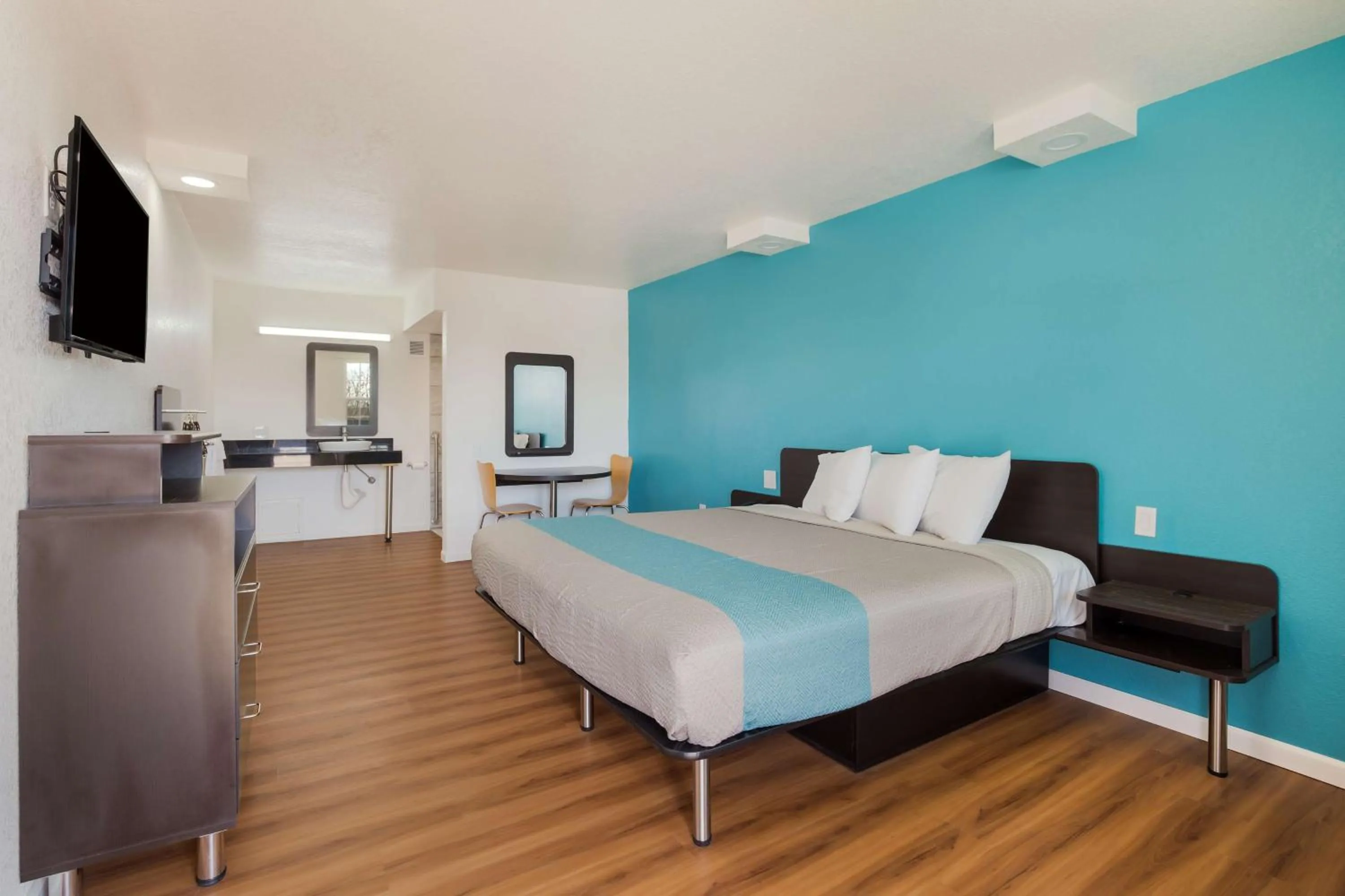 Photo of the whole room, Bed in Motel 6-Temple, TX