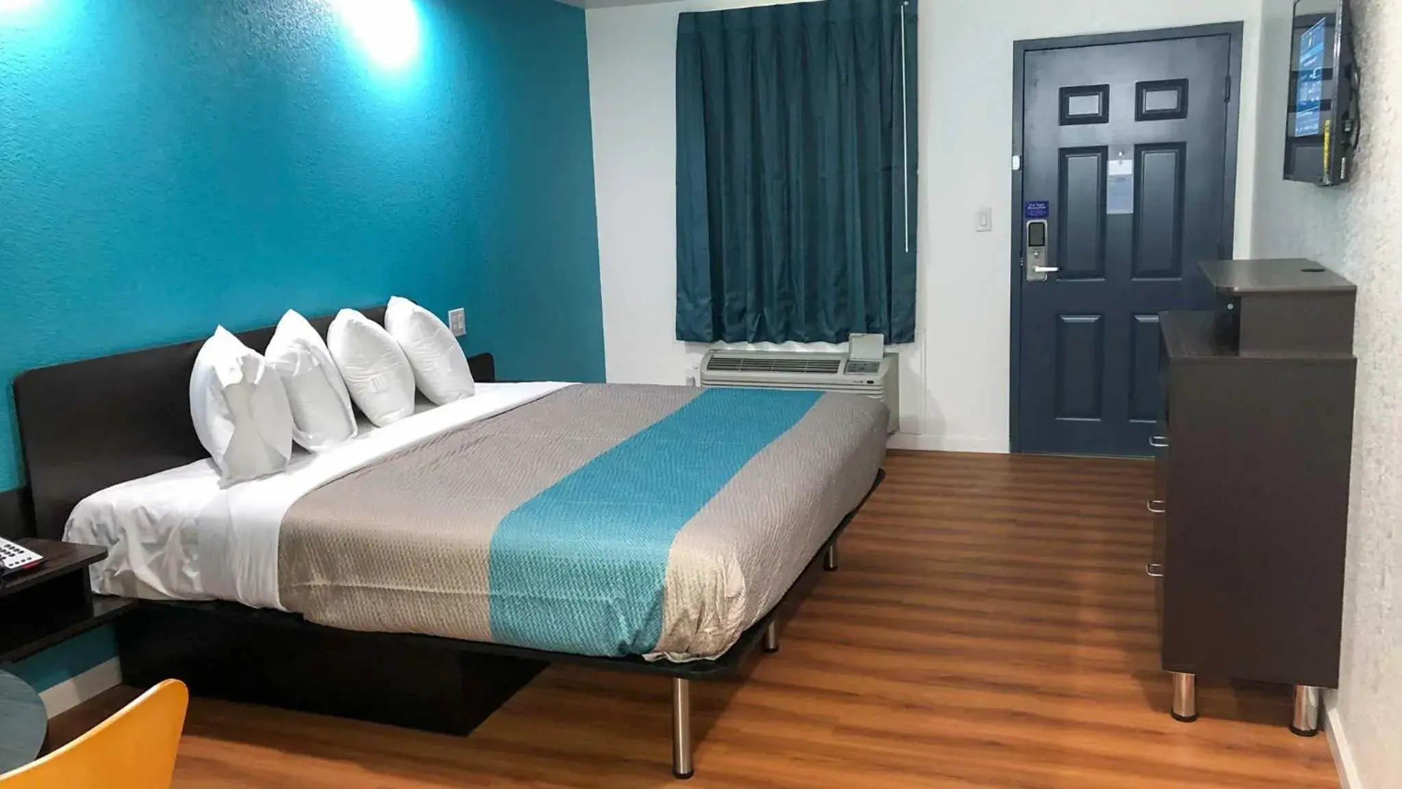 King Room with Roll-in Shower - Disability Access - Non-Smoking in Motel 6-Temple, TX King Room with Roll-in Shower - Disability Access - Non-Smoking in Motel 6-Temple, TX