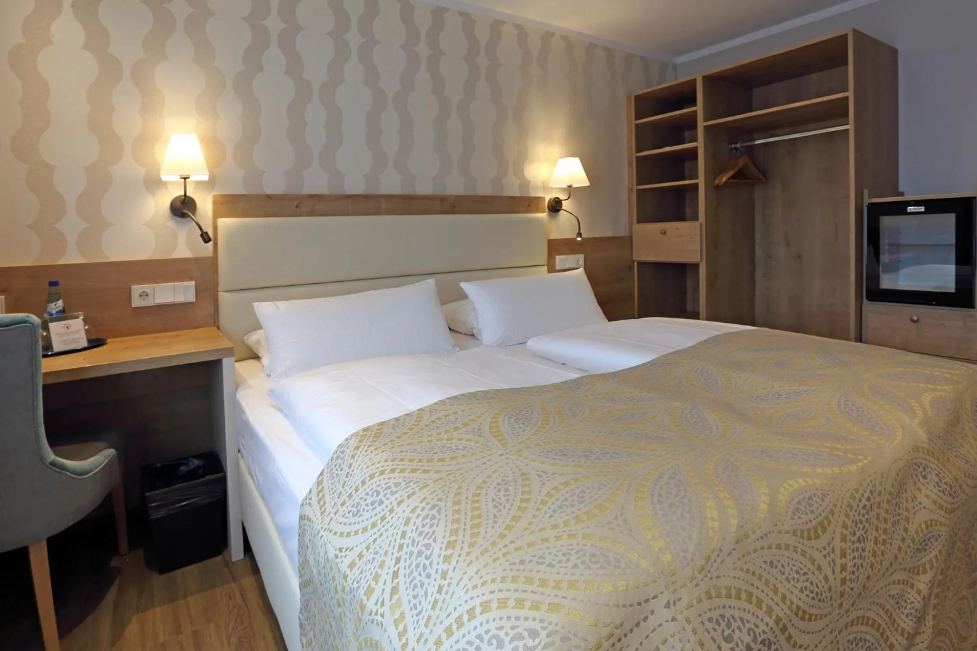 Photo of the whole room, Bed in Marburger Hof