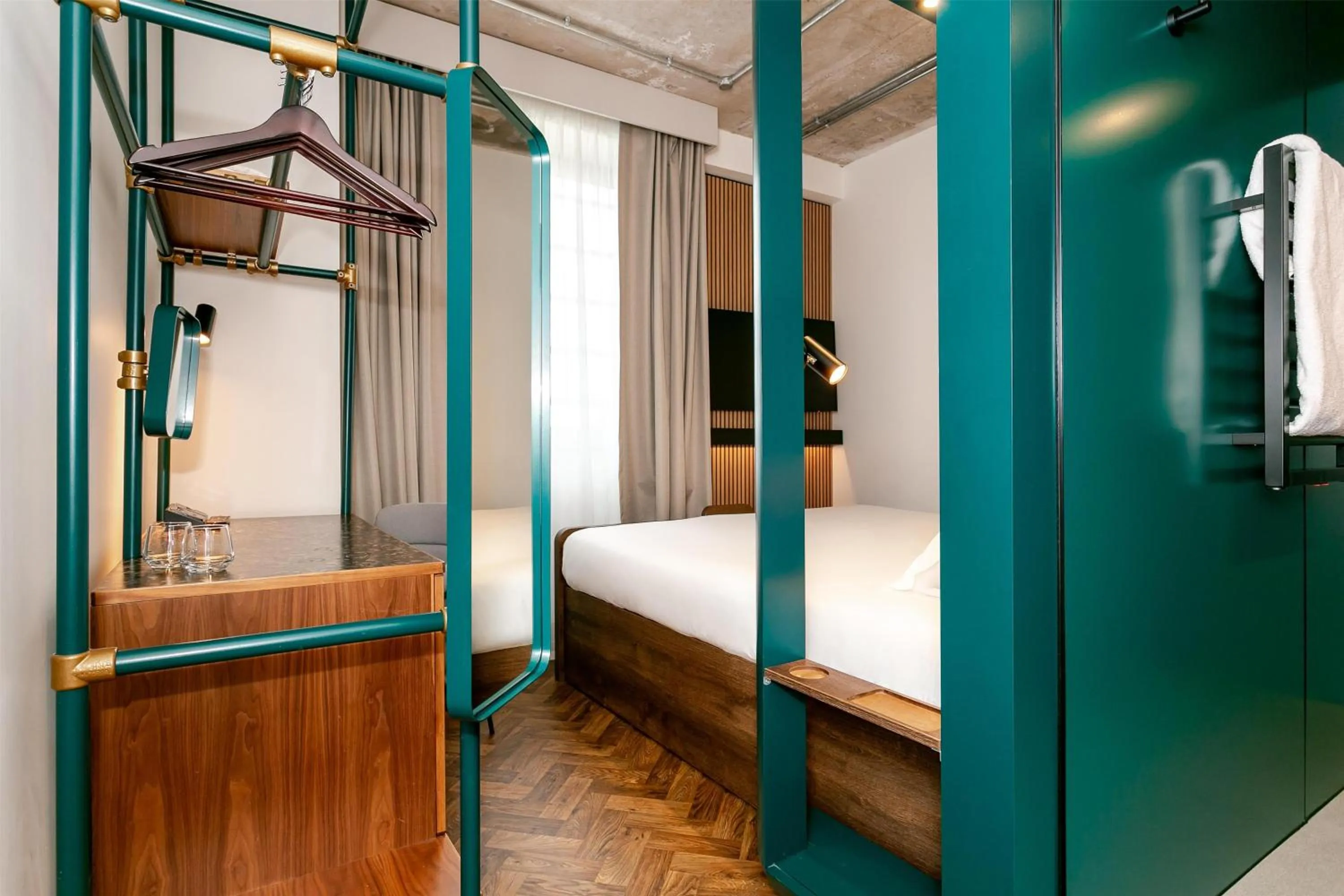 Bedroom, Bed in YOTEL Manchester Deansgate