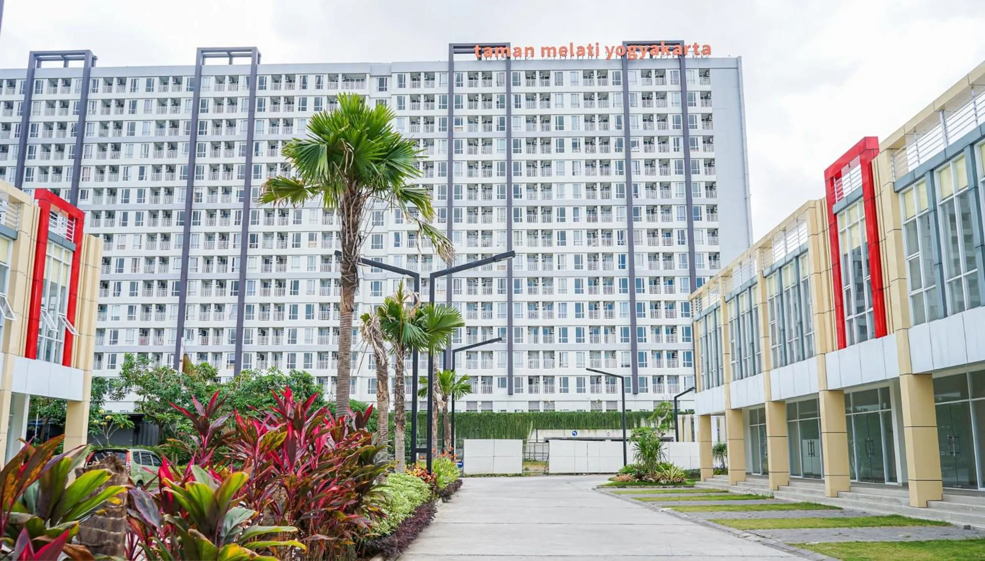 Facade/entrance in Apartemen Taman Melati Yogyakarta by ArFe Room