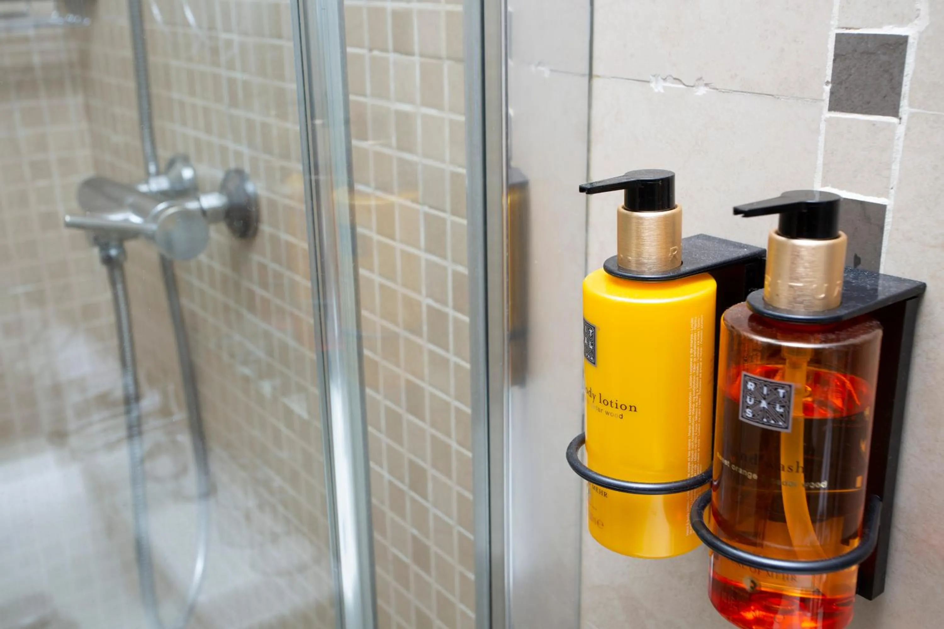 Shower in Casual con Duende Cadiz