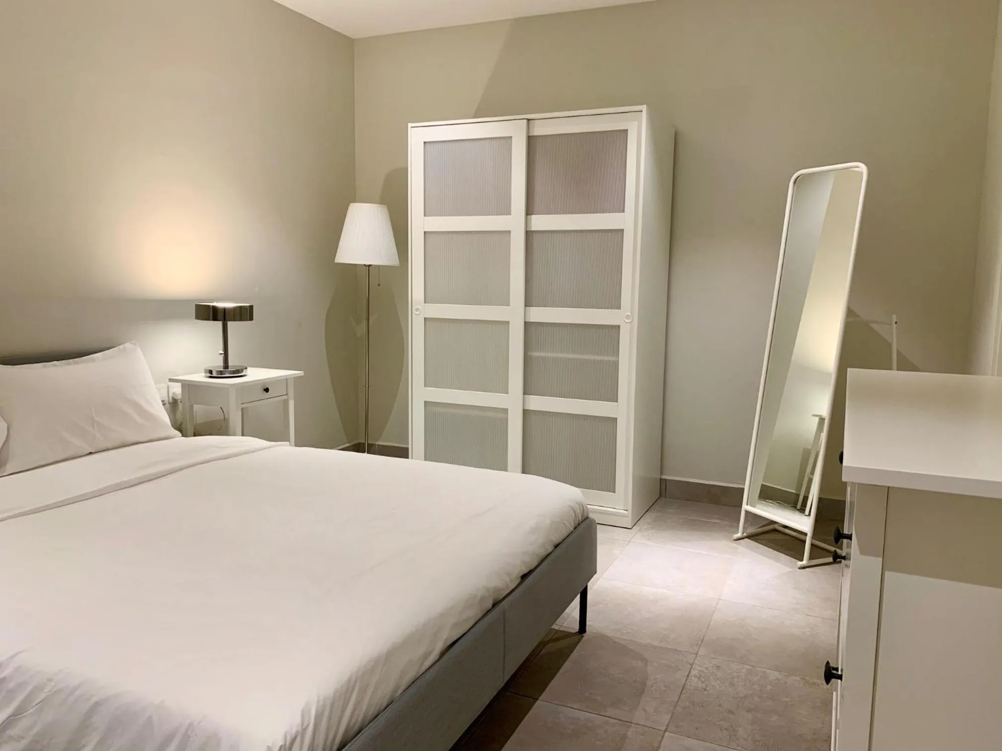 Bedroom, Bed in Forest View Apartments