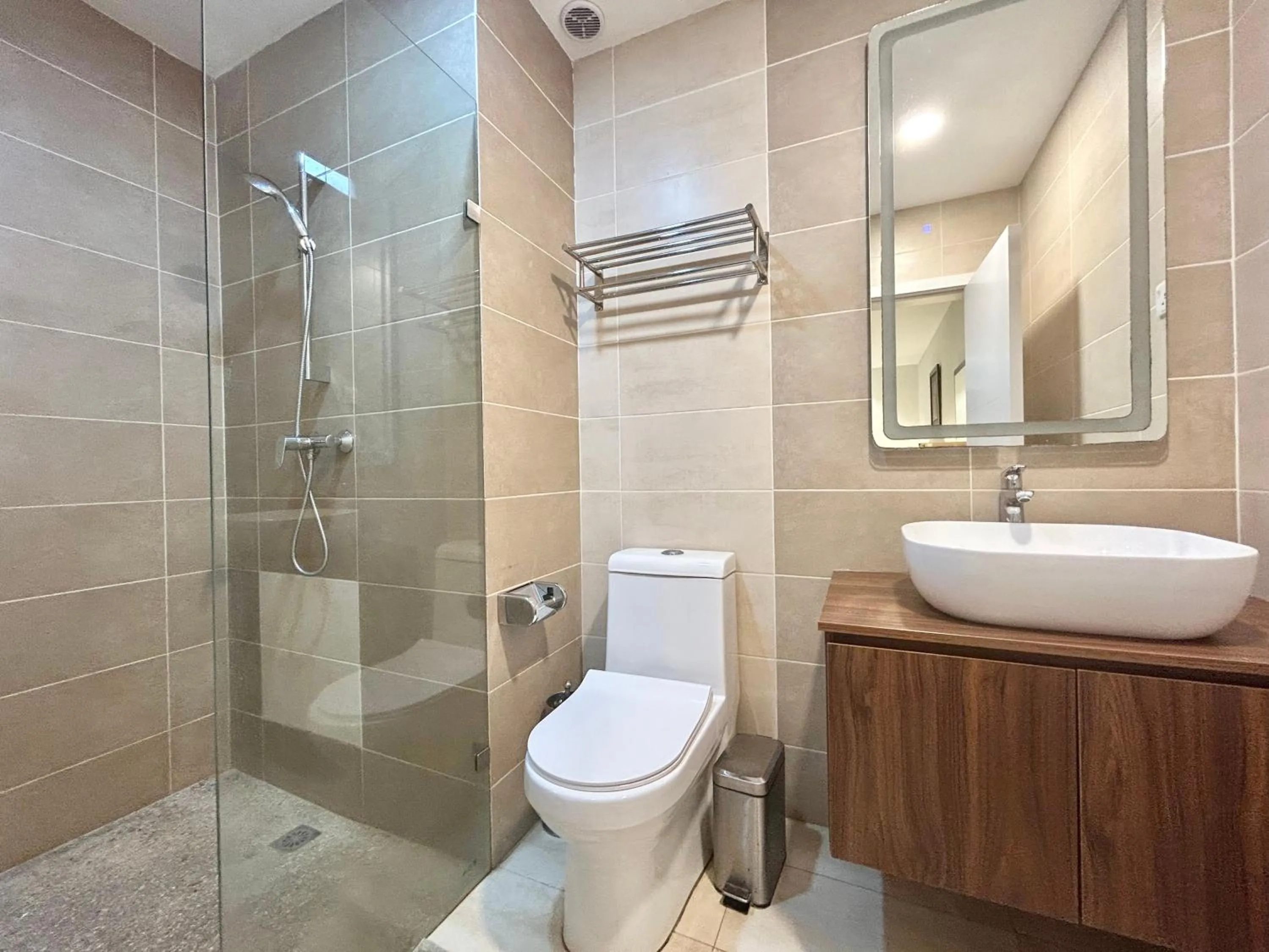 Shower in Forest View Apartments