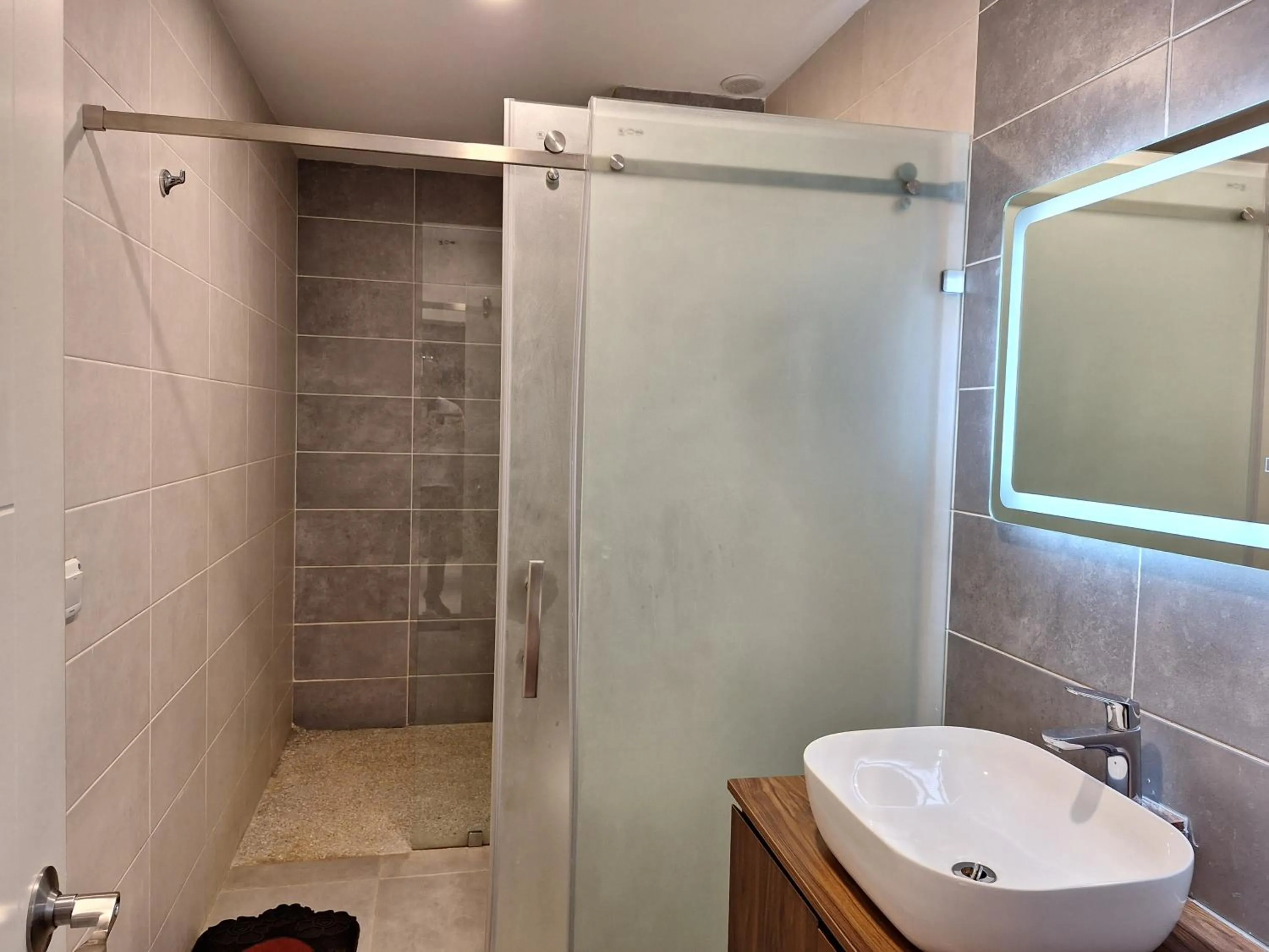 Shower in Forest View Apartments