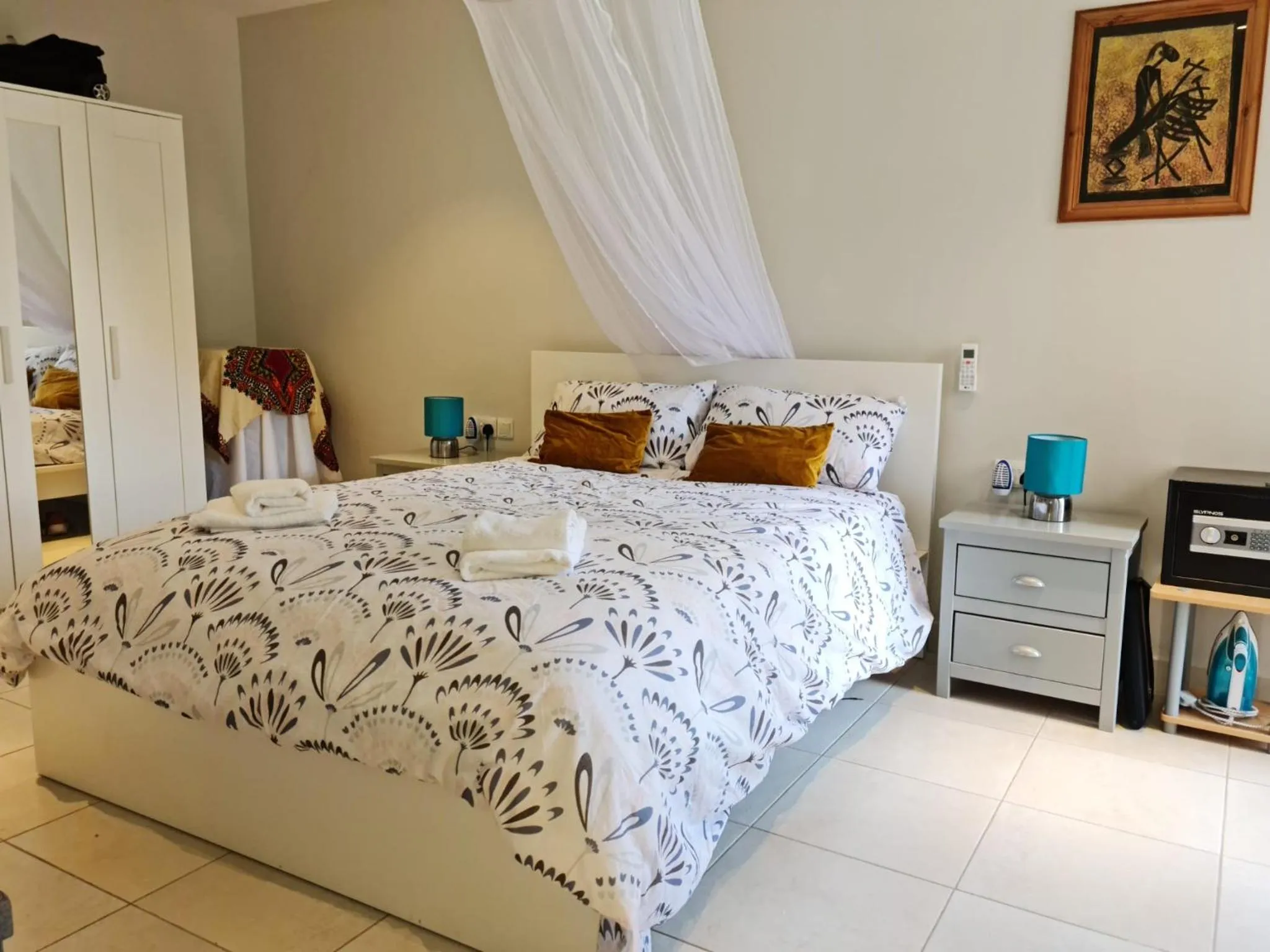 Bedroom, Bed in Forest View Apartments